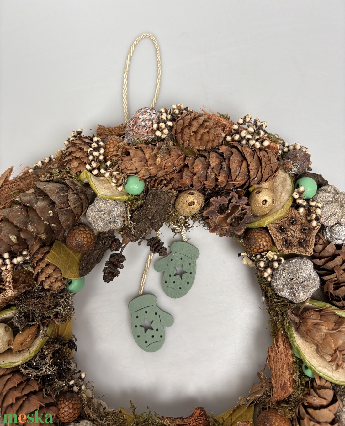 Bogyós, síkalapos terméskopogtató egy pár vagányan himbálózó türkiz zöld kesztyűvel   - otthon & életmód - dekoráció - ajtó- és ablak dekoráció - ajtódísz & kopogtató - Meska.hu