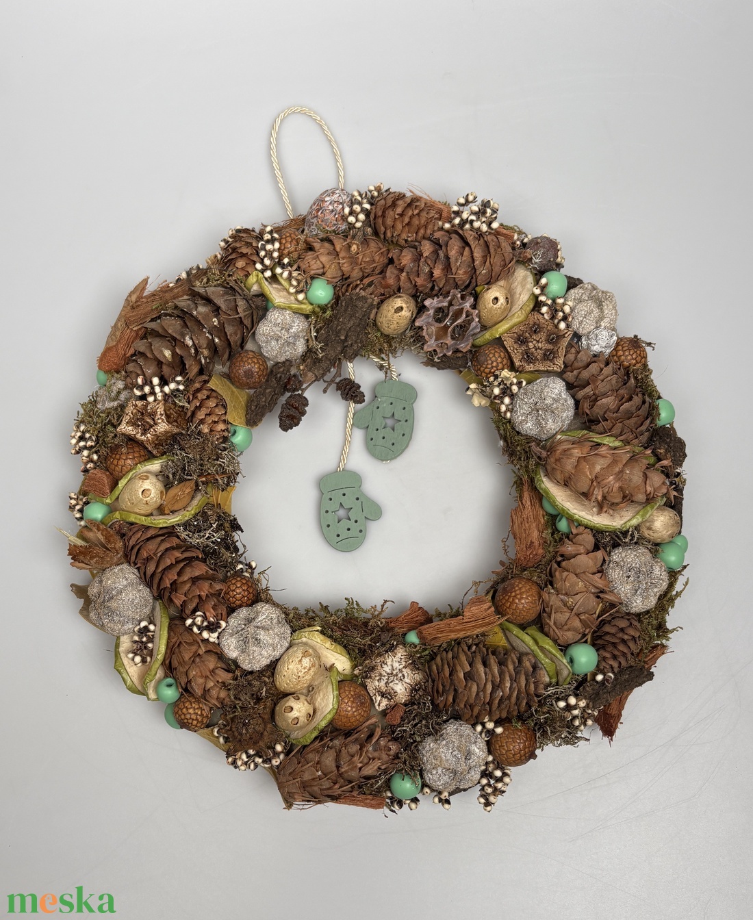 Bogyós, síkalapos terméskopogtató egy pár vagányan himbálózó türkiz zöld kesztyűvel   - otthon & életmód - dekoráció - ajtó- és ablak dekoráció - ajtódísz & kopogtató - Meska.hu