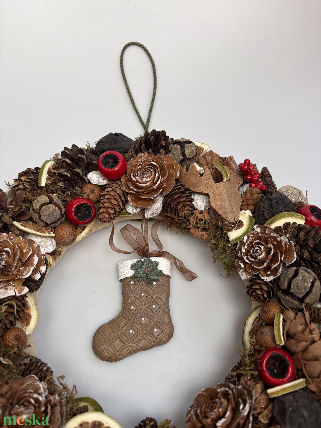 Bakancslista - többévszakos terméskopogtató egy lelkesen himbálózó barna bakanccsal   - otthon & életmód - dekoráció - ajtó- és ablak dekoráció - ajtódísz & kopogtató - Meska.hu