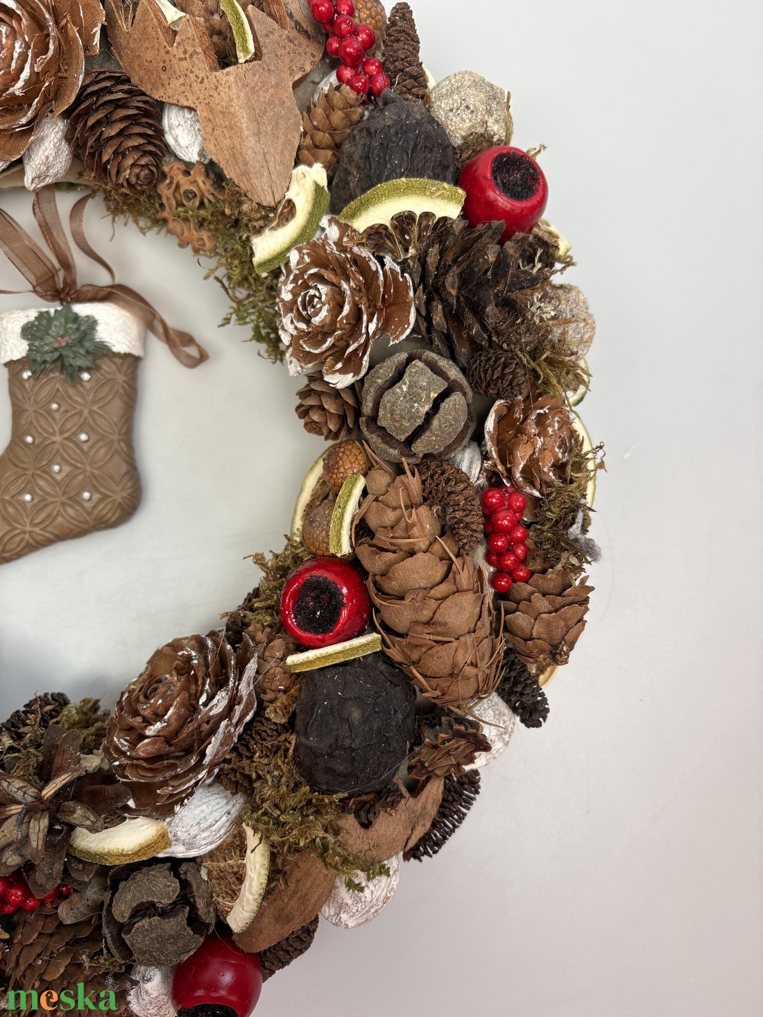 Bakancslista - többévszakos terméskopogtató egy lelkesen himbálózó barna bakanccsal   - otthon & életmód - dekoráció - ajtó- és ablak dekoráció - ajtódísz & kopogtató - Meska.hu