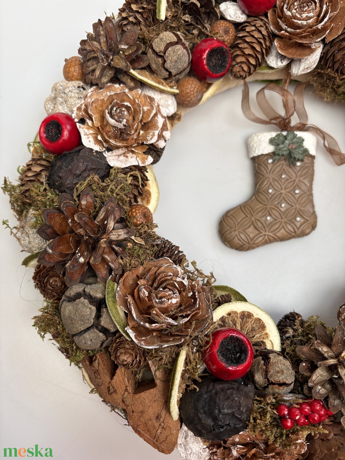 Bakancslista - többévszakos terméskopogtató egy lelkesen himbálózó barna bakanccsal   - otthon & életmód - dekoráció - ajtó- és ablak dekoráció - ajtódísz & kopogtató - Meska.hu