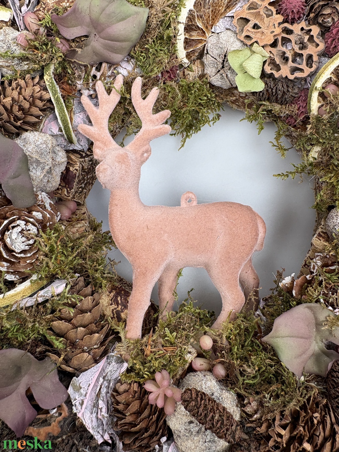 Szarvas a hegyormon- természközeli hangulatú, többévszakos, szalmaalapos tartós kopogtató - otthon & életmód - dekoráció - ajtó- és ablak dekoráció - ajtódísz & kopogtató - Meska.hu