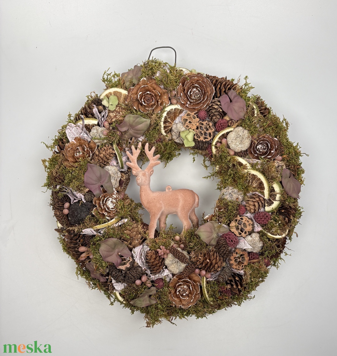 Szarvas a hegyormon- természközeli hangulatú, többévszakos, szalmaalapos tartós kopogtató - otthon & életmód - dekoráció - ajtó- és ablak dekoráció - ajtódísz & kopogtató - Meska.hu