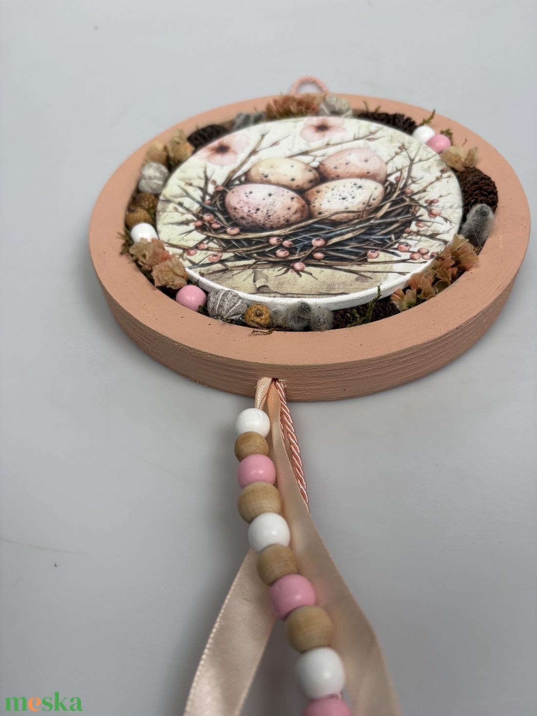 Fészekben - a Lógótálca Maxi Kollekció ajtódísz kínálatából fészekben időző tojásokkal és gyöngy-szalaguszállyal   - otthon & életmód - virágdekoráció - virágdíszek - dekor koszorúk, kopogtatók - Meska.hu