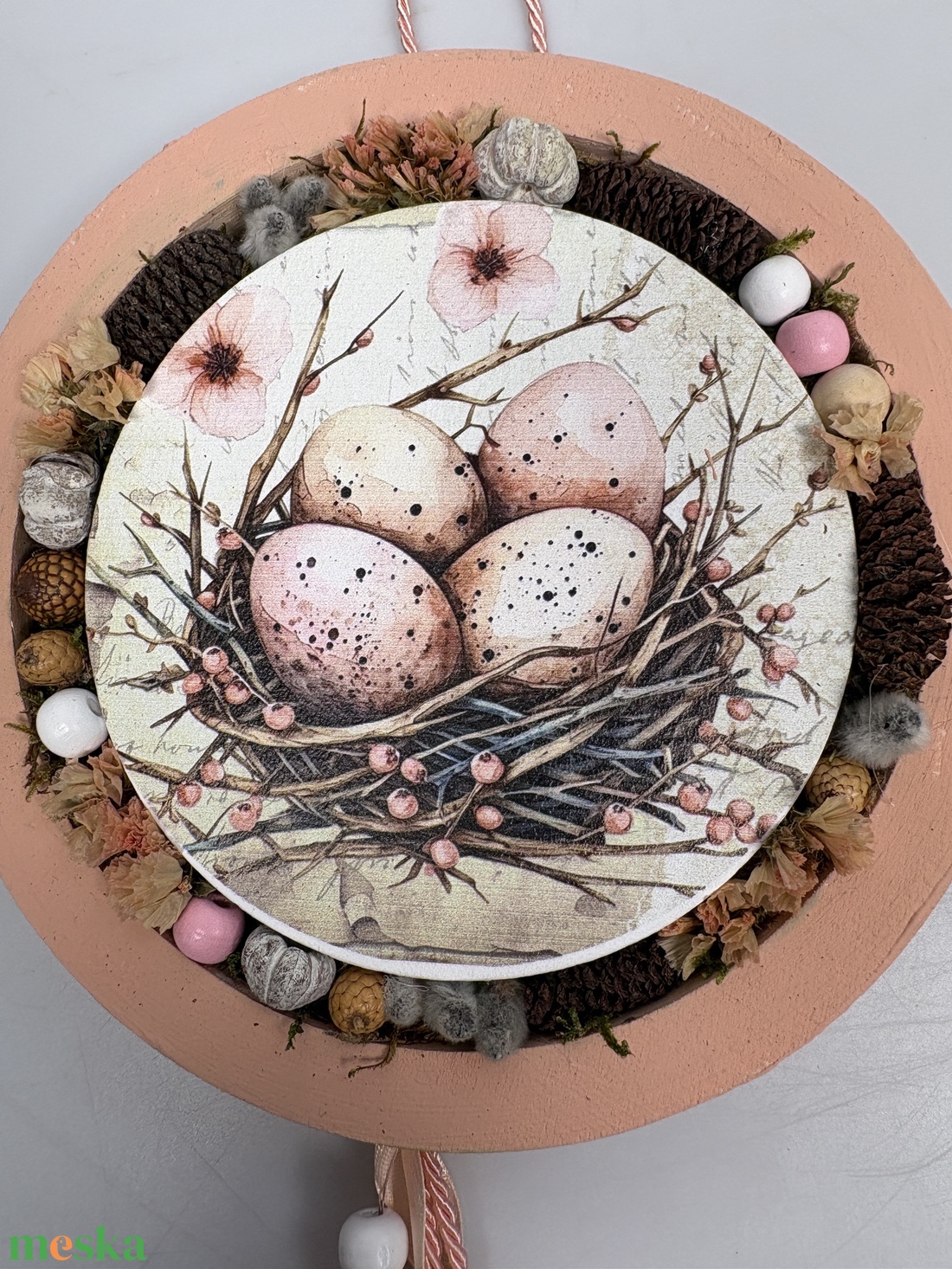 Fészekben - a Lógótálca Maxi Kollekció ajtódísz kínálatából fészekben időző tojásokkal és gyöngy-szalaguszállyal   - otthon & életmód - virágdekoráció - virágdíszek - dekor koszorúk, kopogtatók - Meska.hu