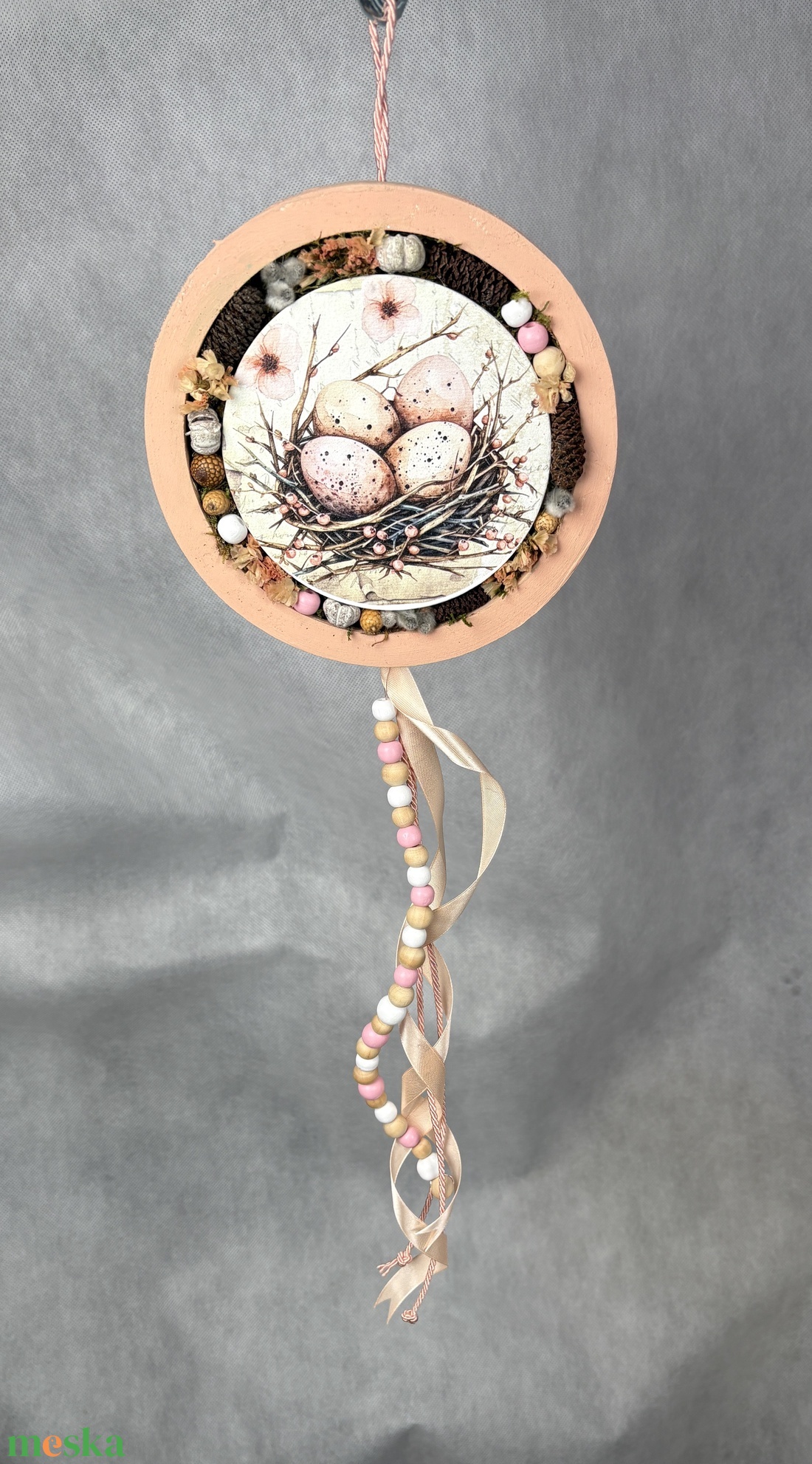 Fészekben - a Lógótálca Maxi Kollekció ajtódísz kínálatából fészekben időző tojásokkal és gyöngy-szalaguszállyal   - otthon & életmód - virágdekoráció - virágdíszek - dekor koszorúk, kopogtatók - Meska.hu