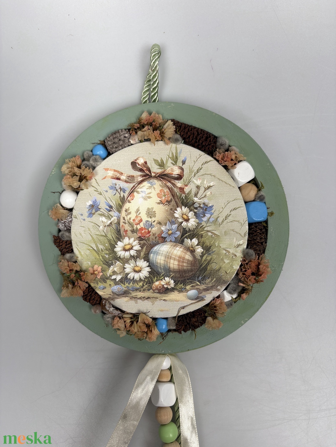 Tojáslesen - a Lógótálca Maxi Kollekció kopogtató kínálatából kert mélyén lapuló tojásokkal és gyöngy-szalaguszállyal   - otthon & életmód - virágdekoráció - virágdíszek - dekor koszorúk, kopogtatók - Meska.hu