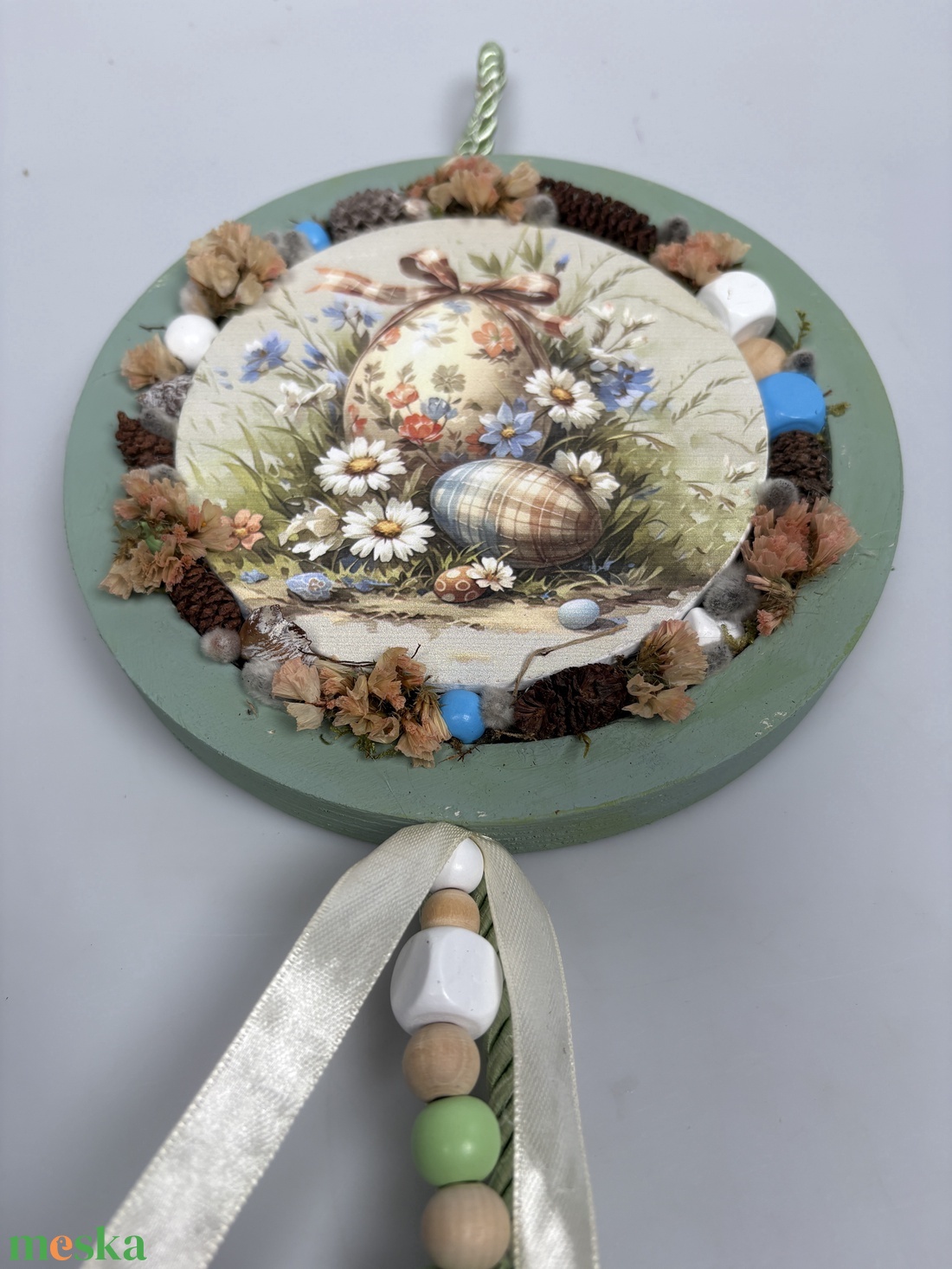 Tojáslesen - a Lógótálca Maxi Kollekció kopogtató kínálatából kert mélyén lapuló tojásokkal és gyöngy-szalaguszállyal   - otthon & életmód - virágdekoráció - virágdíszek - dekor koszorúk, kopogtatók - Meska.hu