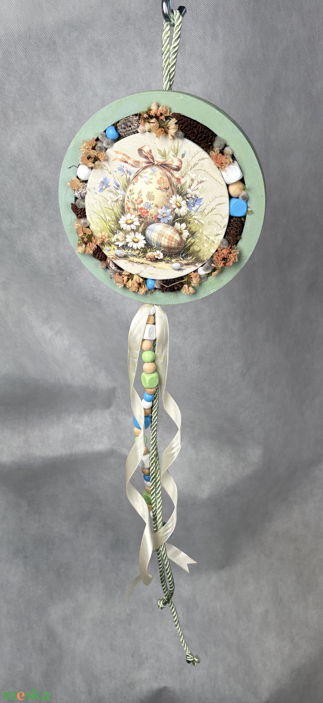 Tojáslesen - a Lógótálca Maxi Kollekció kopogtató kínálatából kert mélyén lapuló tojásokkal és gyöngy-szalaguszállyal   - otthon & életmód - virágdekoráció - virágdíszek - dekor koszorúk, kopogtatók - Meska.hu