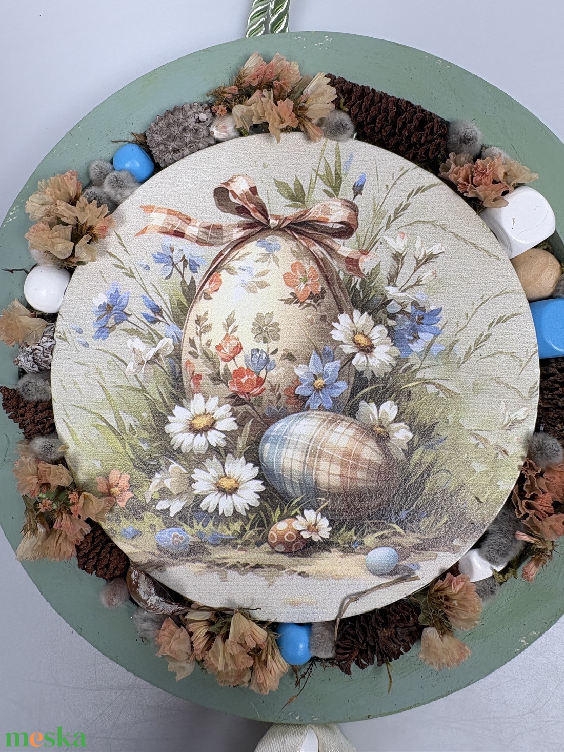 Tojáslesen - a Lógótálca Maxi Kollekció kopogtató kínálatából kert mélyén lapuló tojásokkal és gyöngy-szalaguszállyal   - otthon & életmód - virágdekoráció - virágdíszek - dekor koszorúk, kopogtatók - Meska.hu