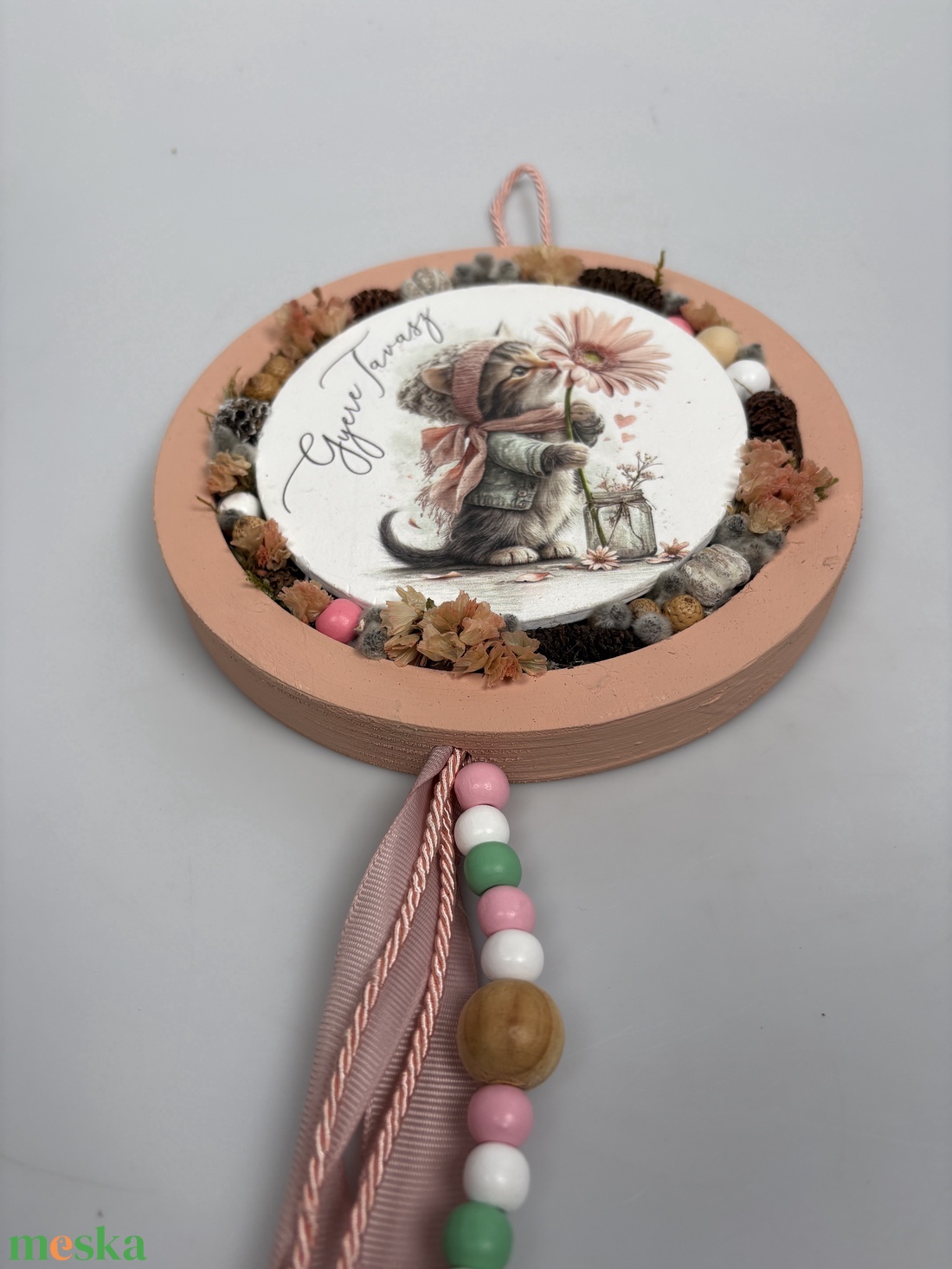 ÉRTÉKCSÖKKENT Szimat Cica - a Lógótálca Maxi Kollekció tavaszi kopogtató kínálatából gyöngy-szalaguszállyal   - otthon & életmód - virágdekoráció - virágdíszek - dekor koszorúk, kopogtatók - Meska.hu