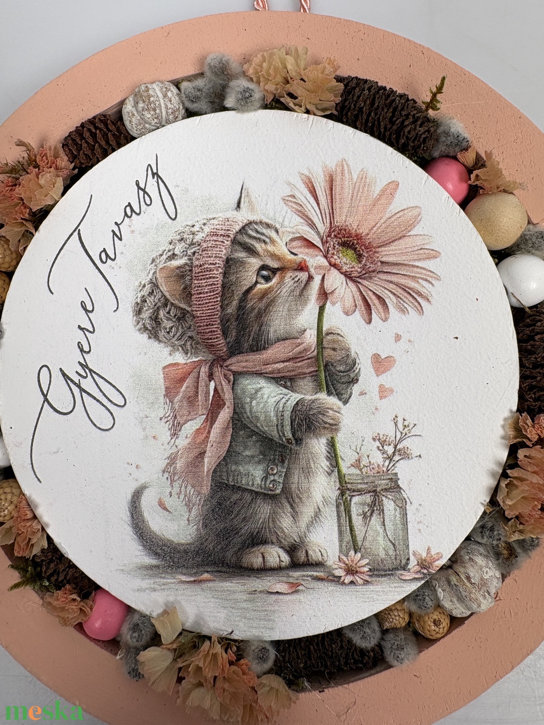 ÉRTÉKCSÖKKENT Szimat Cica - a Lógótálca Maxi Kollekció tavaszi kopogtató kínálatából gyöngy-szalaguszállyal   - otthon & életmód - virágdekoráció - virágdíszek - dekor koszorúk, kopogtatók - Meska.hu