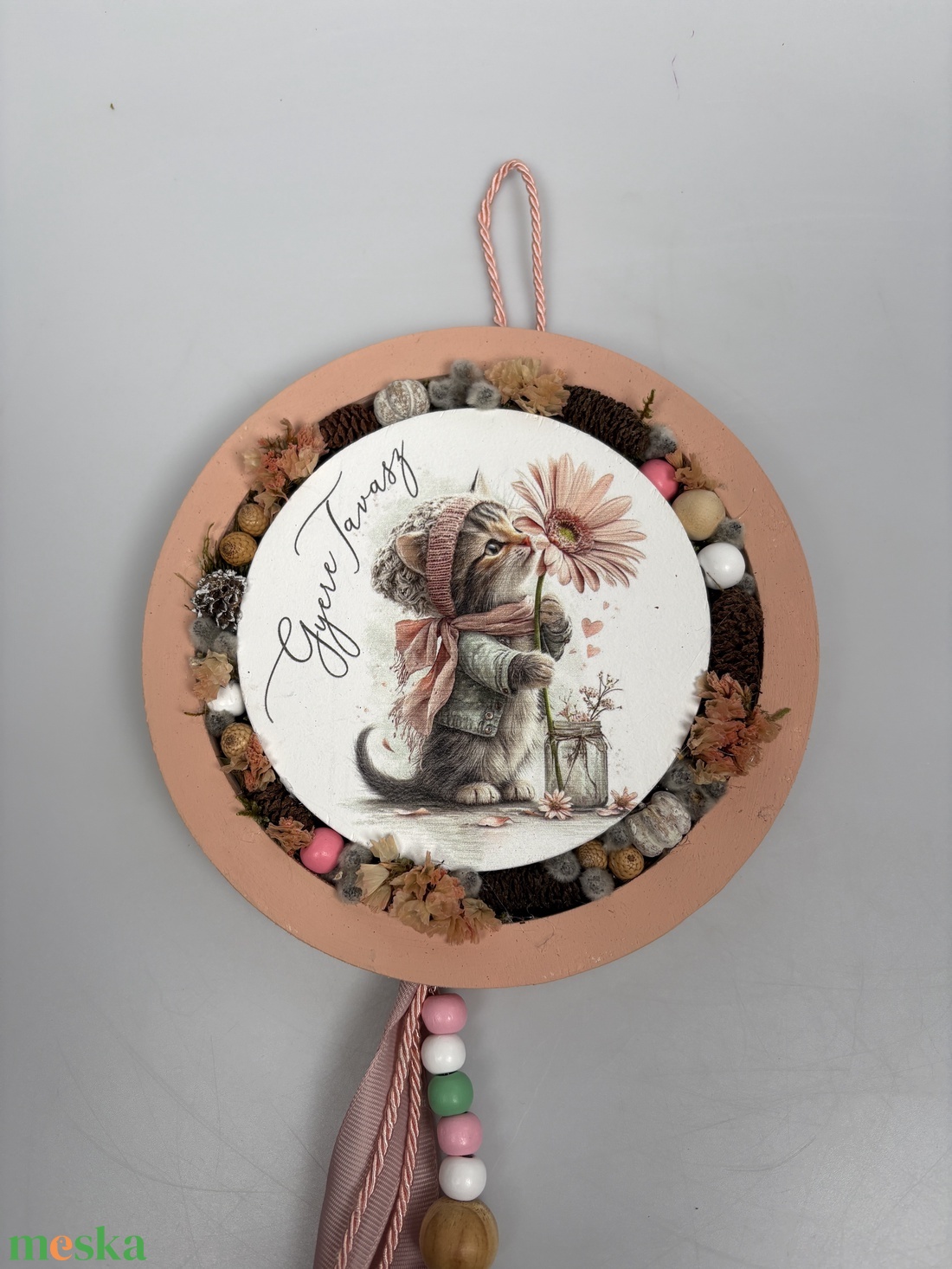 ÉRTÉKCSÖKKENT Szimat Cica - a Lógótálca Maxi Kollekció tavaszi kopogtató kínálatából gyöngy-szalaguszállyal   - otthon & életmód - virágdekoráció - virágdíszek - dekor koszorúk, kopogtatók - Meska.hu