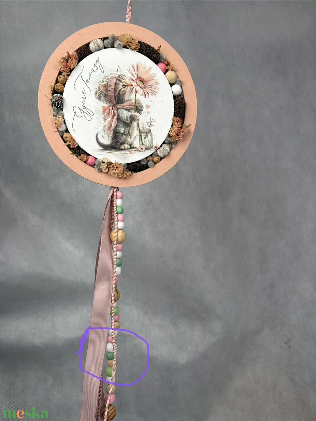 ÉRTÉKCSÖKKENT Szimat Cica - a Lógótálca Maxi Kollekció tavaszi kopogtató kínálatából gyöngy-szalaguszállyal   - otthon & életmód - virágdekoráció - virágdíszek - dekor koszorúk, kopogtatók - Meska.hu