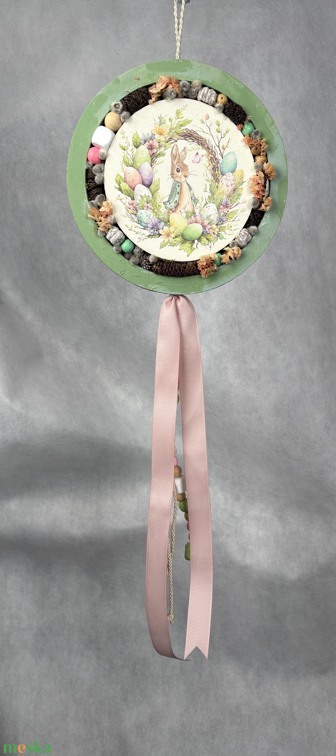 Tojástermés - a Lógótálca Maxi Kollekció ajtódísz kínálatából a ház körül sorakozó tojásokkal, gyöngy-szalaguszállyal   - otthon & életmód - virágdekoráció - virágdíszek - dekor koszorúk, kopogtatók - Meska.hu