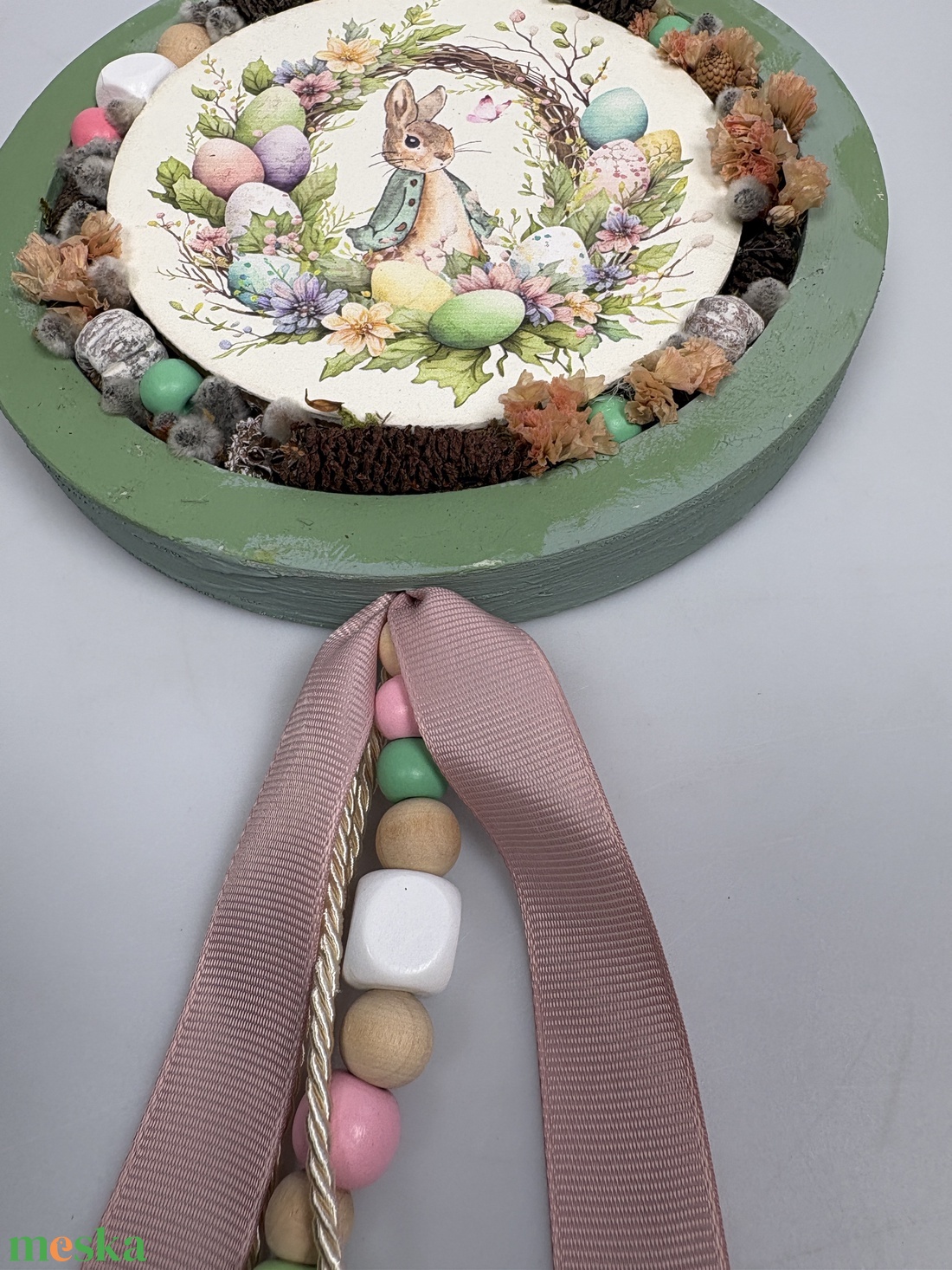 Tojástermés - a Lógótálca Maxi Kollekció ajtódísz kínálatából a ház körül sorakozó tojásokkal, gyöngy-szalaguszállyal   - otthon & életmód - virágdekoráció - virágdíszek - dekor koszorúk, kopogtatók - Meska.hu