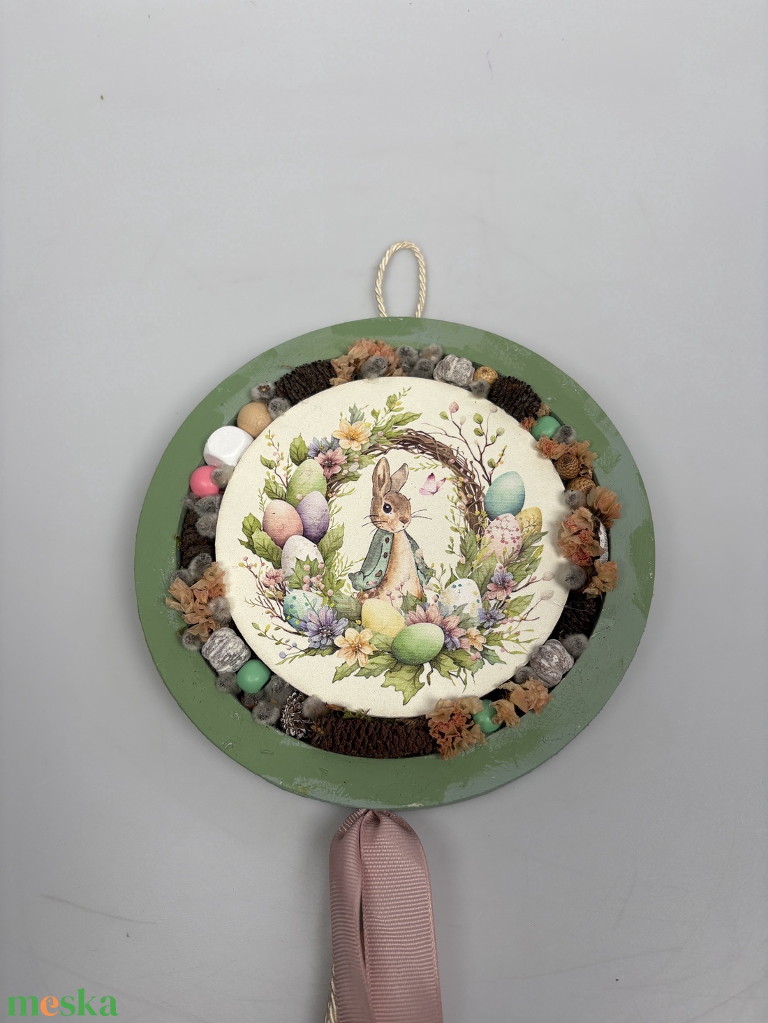 Tojástermés - a Lógótálca Maxi Kollekció ajtódísz kínálatából a ház körül sorakozó tojásokkal, gyöngy-szalaguszállyal   - otthon & életmód - virágdekoráció - virágdíszek - dekor koszorúk, kopogtatók - Meska.hu