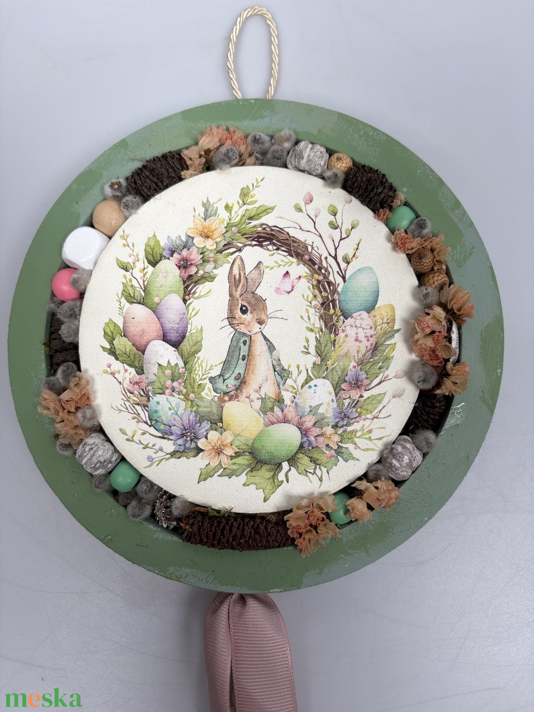 Tojástermés - a Lógótálca Maxi Kollekció ajtódísz kínálatából a ház körül sorakozó tojásokkal, gyöngy-szalaguszállyal   - otthon & életmód - virágdekoráció - virágdíszek - dekor koszorúk, kopogtatók - Meska.hu