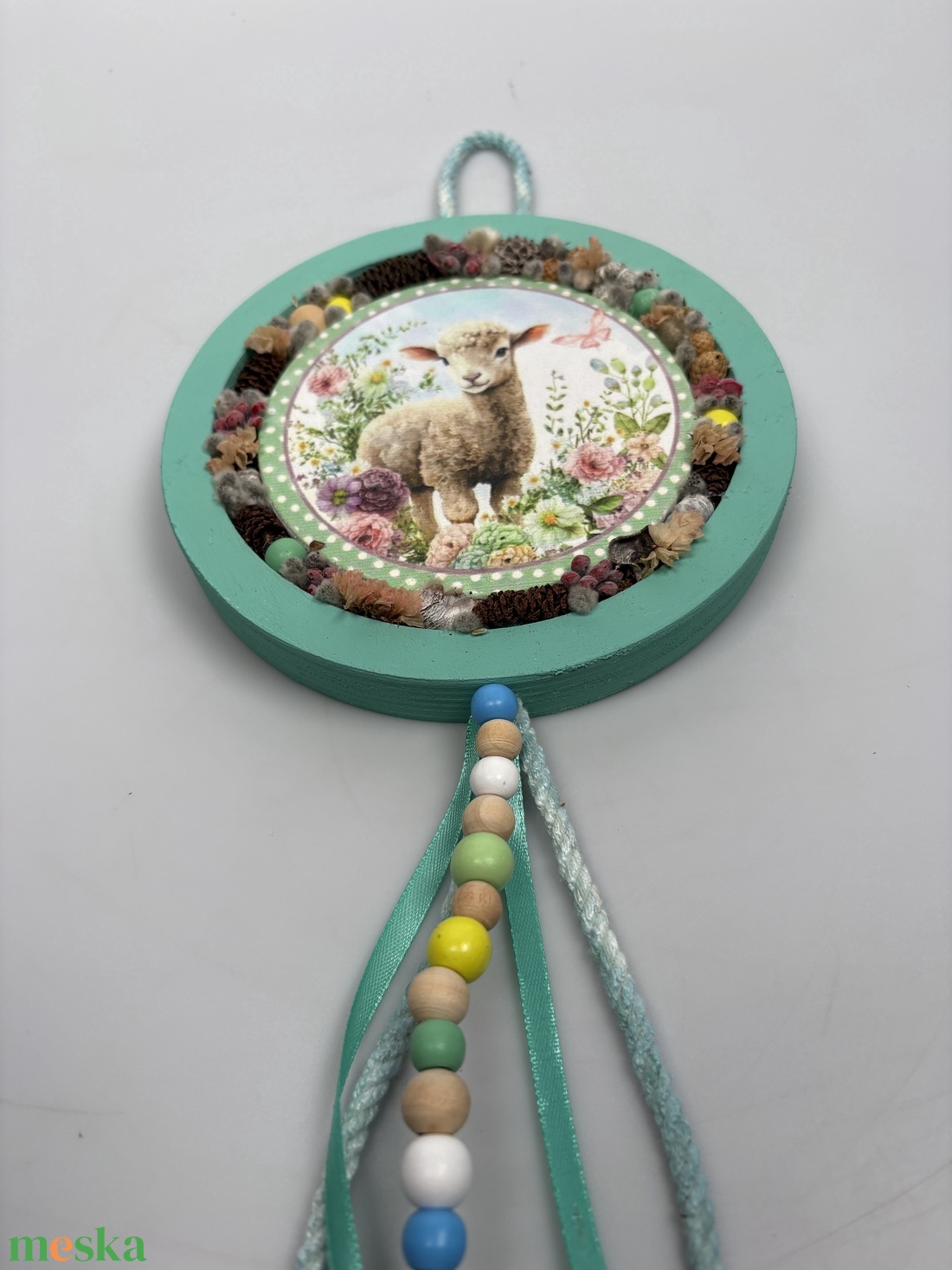 Barikás - a Lógótálca Maxi Kollekció kínálatából barika a tavaszi réten, gyöngy-szalaguszállyal kopogtató  - otthon & életmód - virágdekoráció - virágdíszek - dekor koszorúk, kopogtatók - Meska.hu