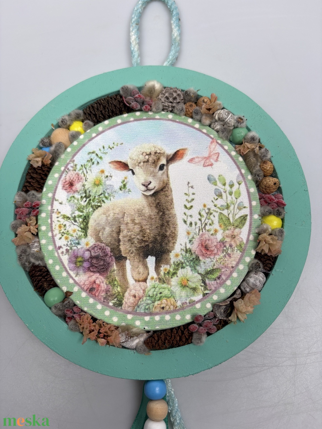 Barikás - a Lógótálca Maxi Kollekció kínálatából barika a tavaszi réten, gyöngy-szalaguszállyal kopogtató  - otthon & életmód - virágdekoráció - virágdíszek - dekor koszorúk, kopogtatók - Meska.hu