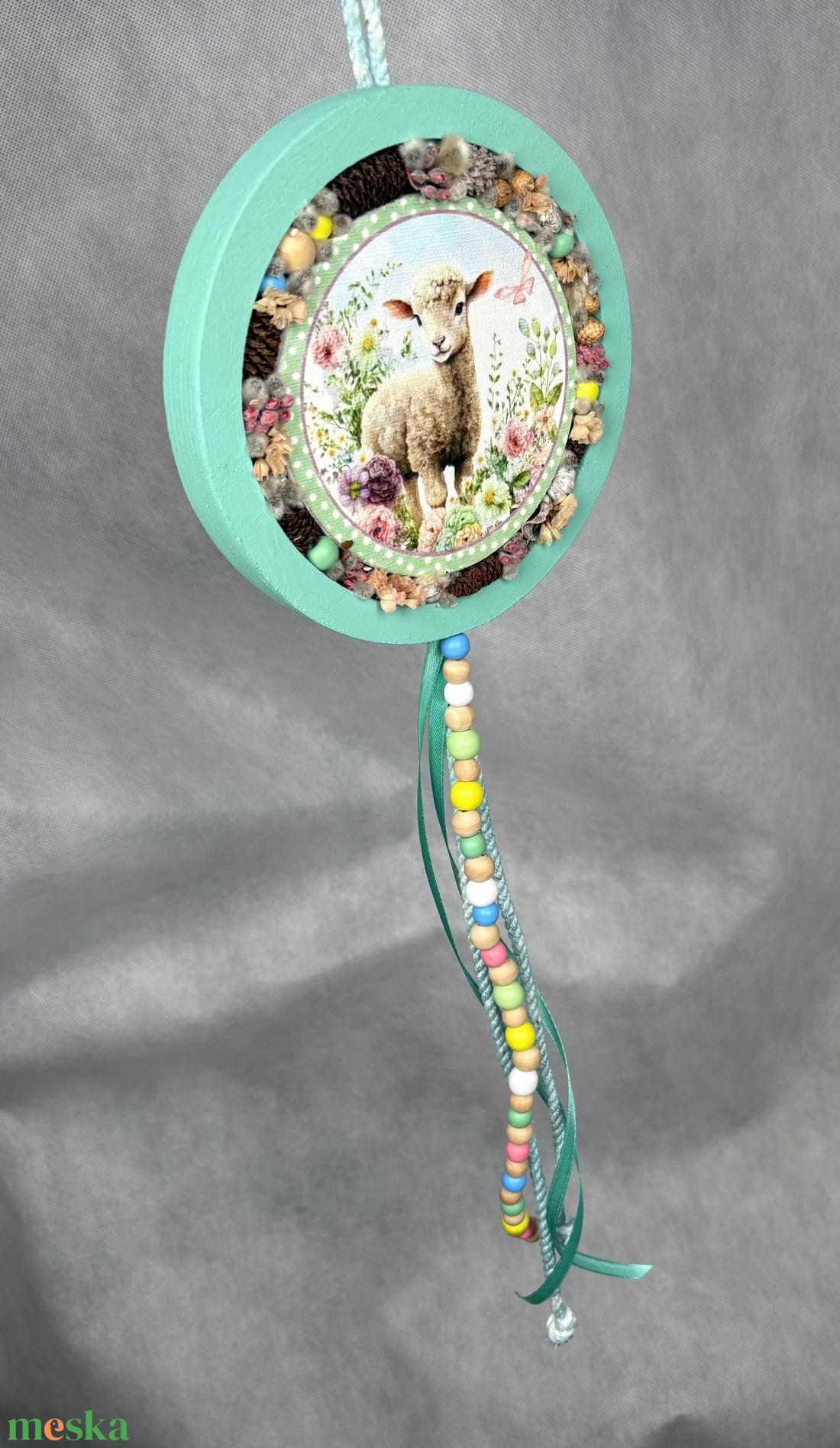 Barikás - a Lógótálca Maxi Kollekció kínálatából barika a tavaszi réten, gyöngy-szalaguszállyal kopogtató  - otthon & életmód - virágdekoráció - virágdíszek - dekor koszorúk, kopogtatók - Meska.hu