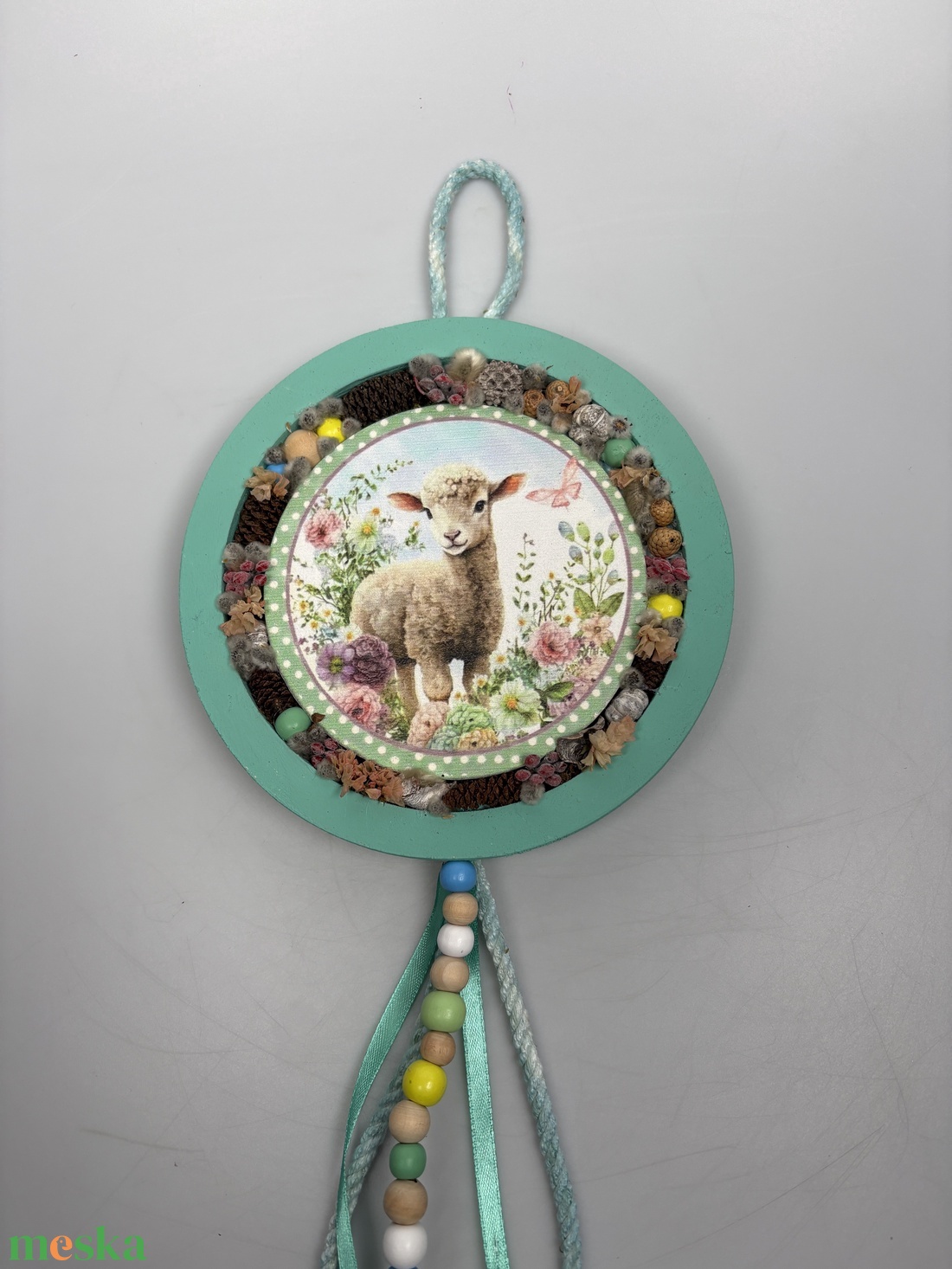 Barikás - a Lógótálca Maxi Kollekció kínálatából barika a tavaszi réten, gyöngy-szalaguszállyal kopogtató  - otthon & életmód - virágdekoráció - virágdíszek - dekor koszorúk, kopogtatók - Meska.hu