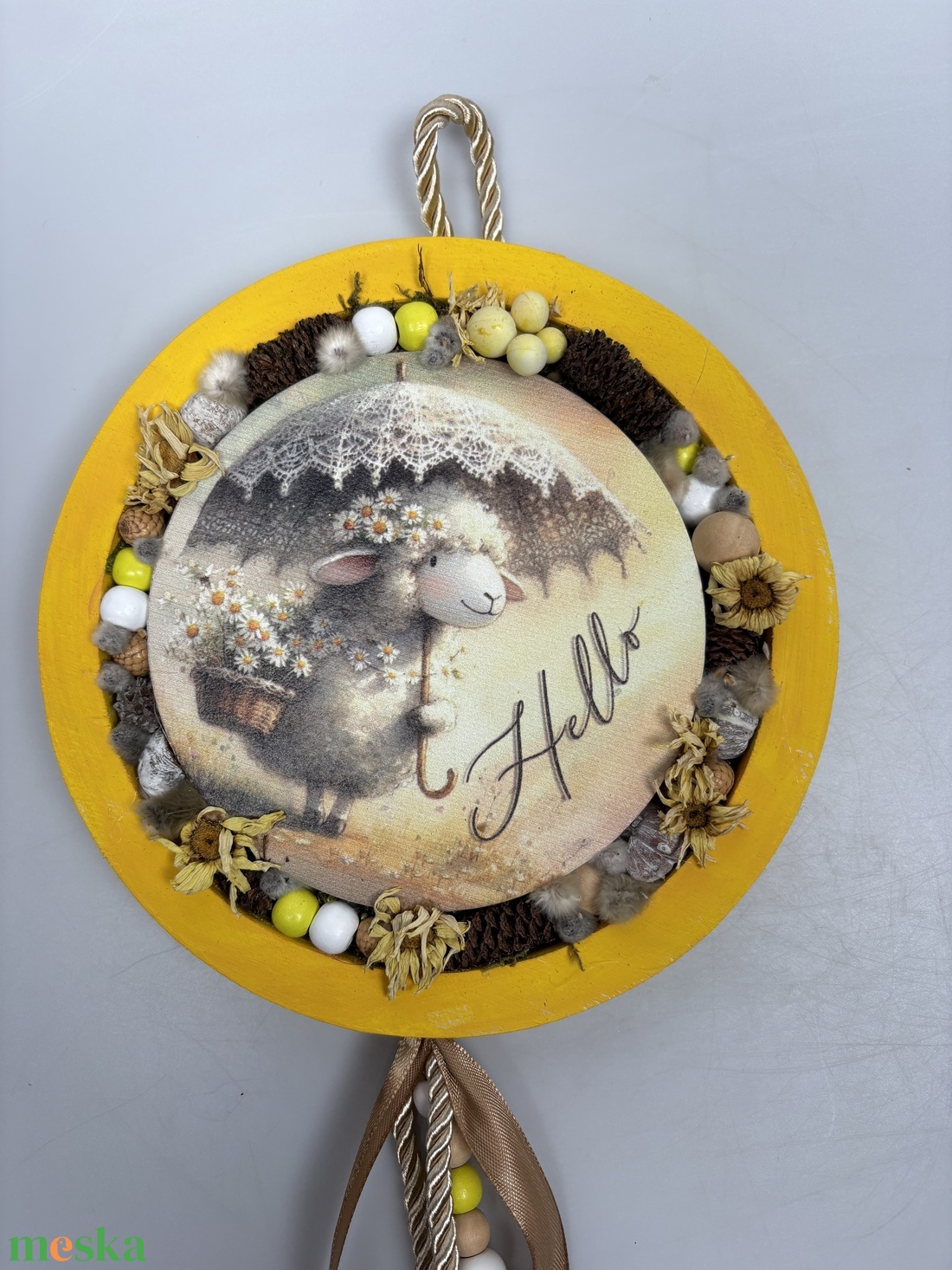 Csipkés napernyős - a Lógótálca Maxi Kollekció tavaszi kopogtató kínálatából gyöngy-szalaguszállyal  - otthon & életmód - virágdekoráció - virágdíszek - dekor koszorúk, kopogtatók - Meska.hu