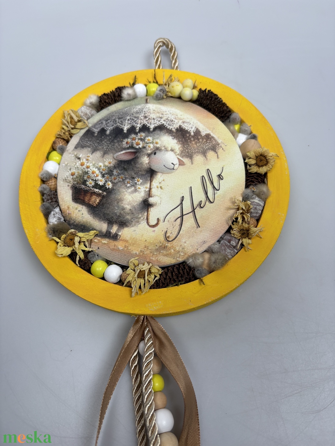 Csipkés napernyős - a Lógótálca Maxi Kollekció tavaszi kopogtató kínálatából gyöngy-szalaguszállyal  - otthon & életmód - virágdekoráció - virágdíszek - dekor koszorúk, kopogtatók - Meska.hu