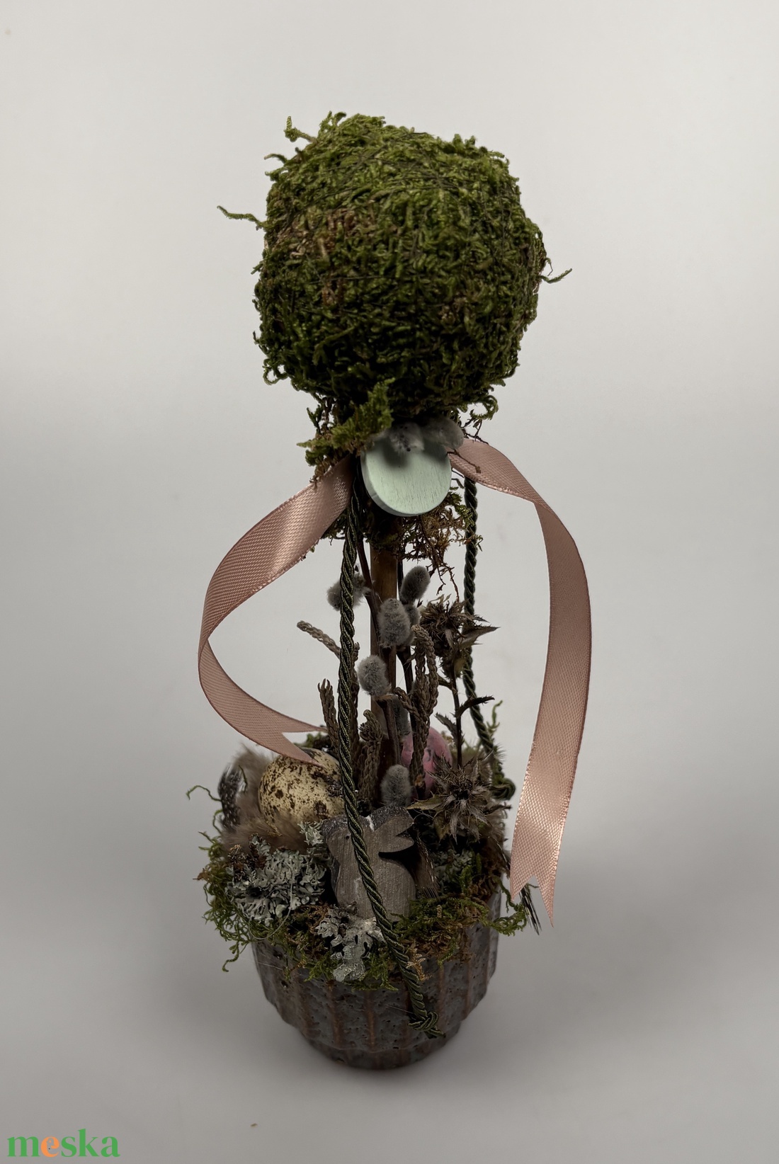 Tavaszváró, rózsaszín és natúr fürjtojásos, gömbfácskás asztaldísz szürke-mézbarna kaspóban, növényi részekkel (TS-01)  - ünnepi díszek, dekorációk - húsvéti díszek és dekorációk - húsvéti asztaldíszek - Meska.hu