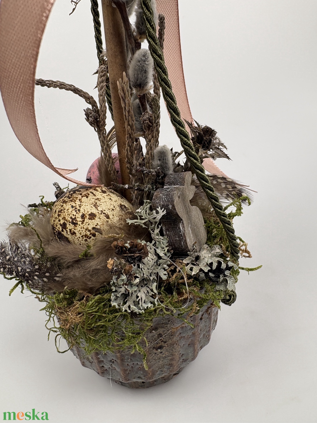 Tavaszváró, rózsaszín és natúr fürjtojásos, gömbfácskás asztaldísz szürke-mézbarna kaspóban, növényi részekkel (TS-01)  - ünnepi díszek, dekorációk - húsvéti díszek és dekorációk - húsvéti asztaldíszek - Meska.hu