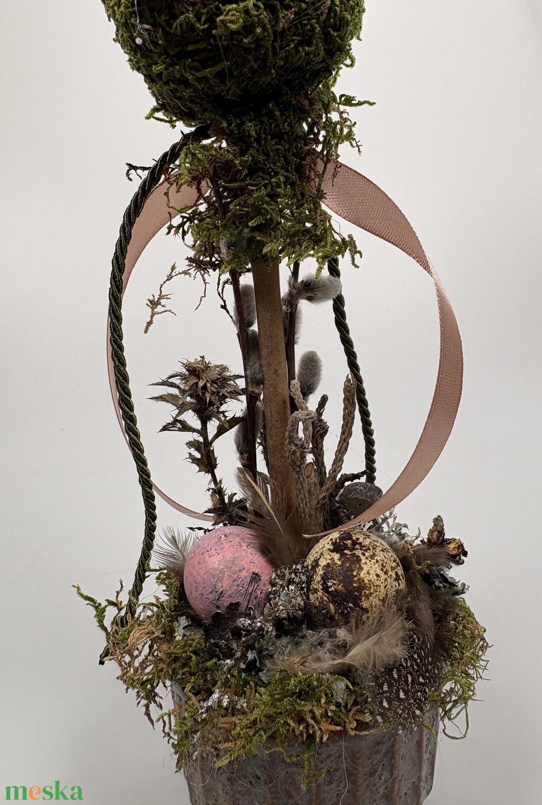 Tavaszváró, rózsaszín és natúr fürjtojásos, gömbfácskás asztaldísz szürke-mézbarna kaspóban, növényi részekkel (TS-01)  - ünnepi díszek, dekorációk - húsvéti díszek és dekorációk - húsvéti asztaldíszek - Meska.hu