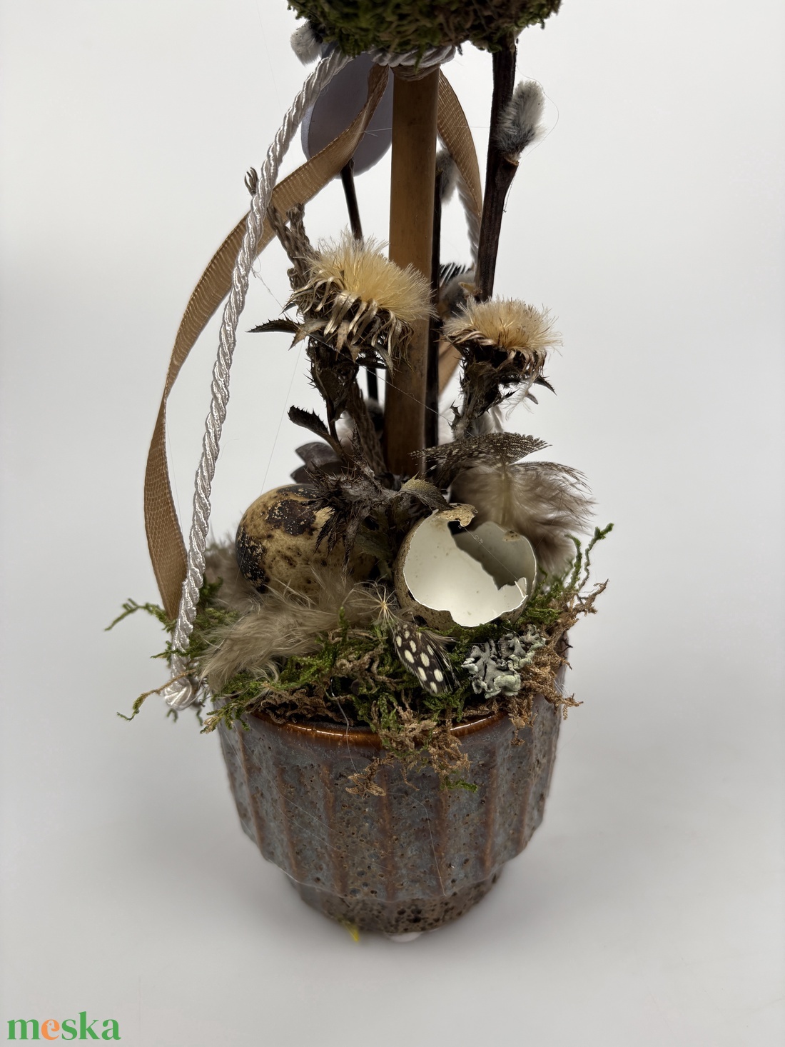 Tavaszváró, két natúr fürjtojásos, gömbfácskás asztaldísz szürke-mézbarna kaspóban, növényi részekkel (TS-02)  - ünnepi díszek, dekorációk - húsvéti díszek és dekorációk - húsvéti asztaldíszek - Meska.hu