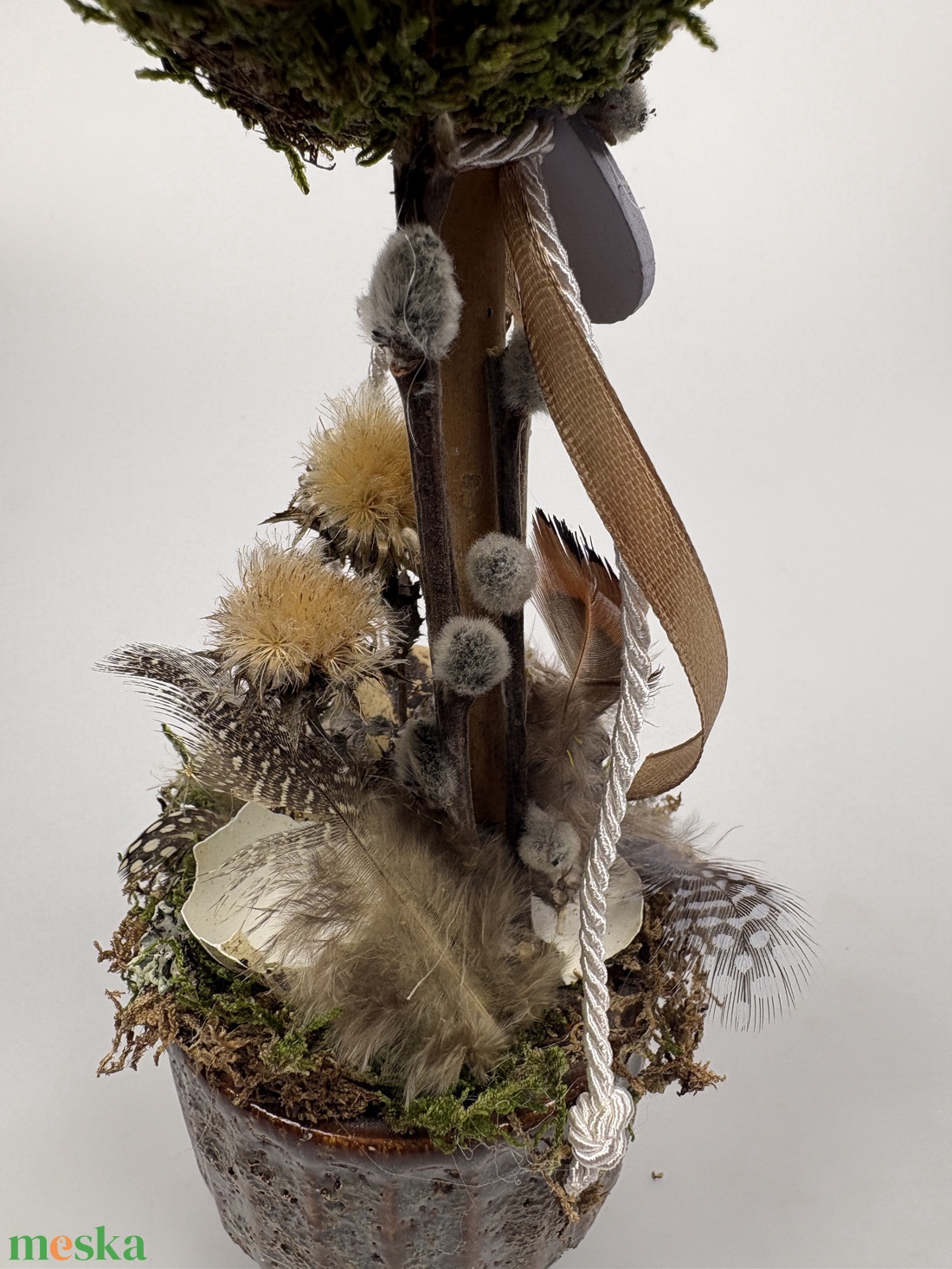 Tavaszváró, két natúr fürjtojásos, gömbfácskás asztaldísz szürke-mézbarna kaspóban, növényi részekkel (TS-02)  - ünnepi díszek, dekorációk - húsvéti díszek és dekorációk - húsvéti asztaldíszek - Meska.hu