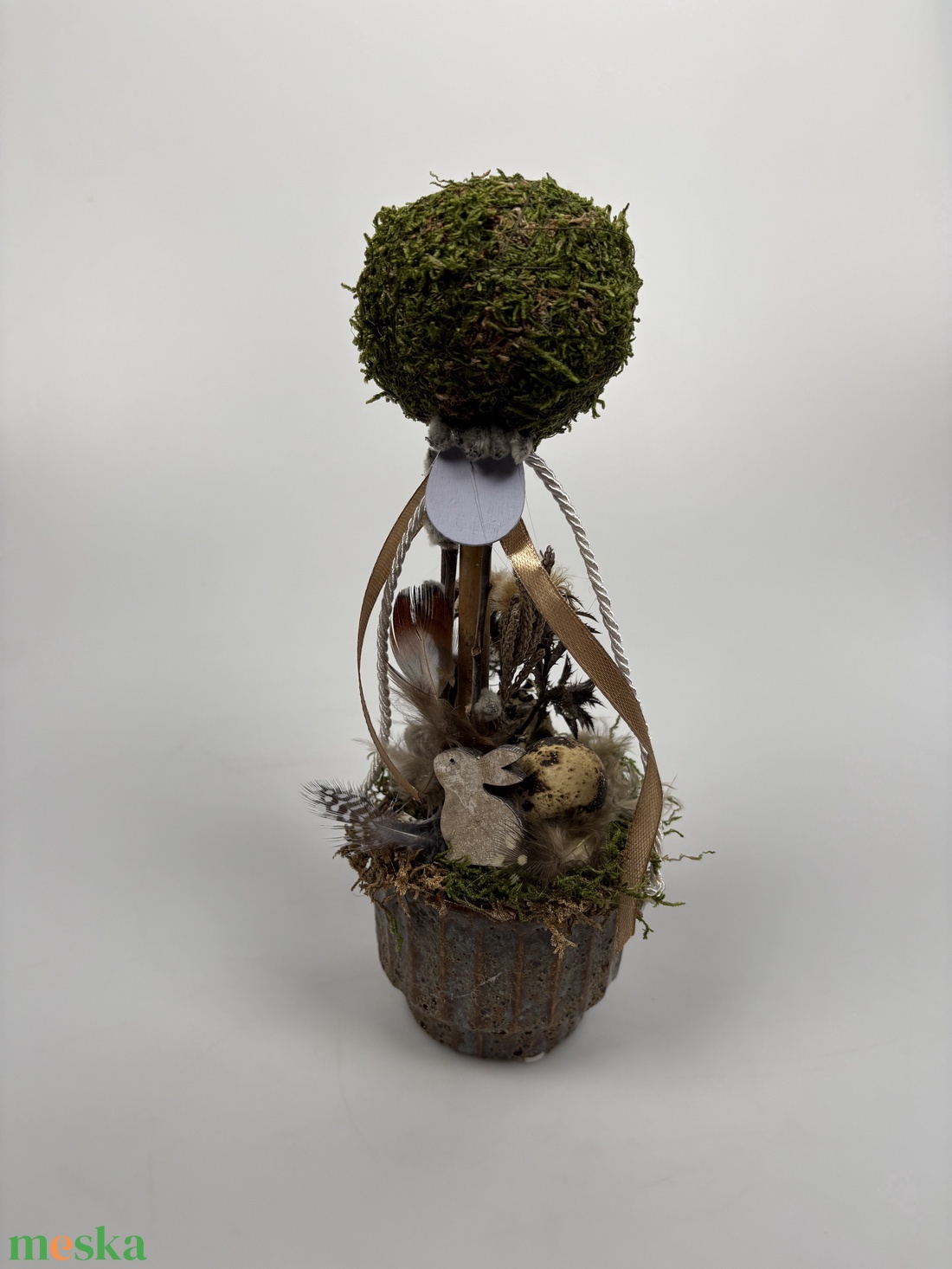 Tavaszváró, két natúr fürjtojásos, gömbfácskás asztaldísz szürke-mézbarna kaspóban, növényi részekkel (TS-02)  - ünnepi díszek, dekorációk - húsvéti díszek és dekorációk - húsvéti asztaldíszek - Meska.hu