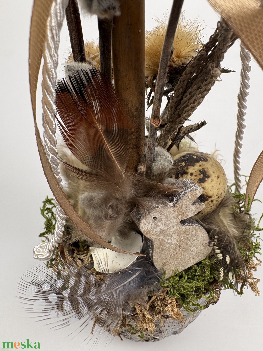 Tavaszváró, két natúr fürjtojásos, gömbfácskás asztaldísz szürke-mézbarna kaspóban, növényi részekkel (TS-02)  - ünnepi díszek, dekorációk - húsvéti díszek és dekorációk - húsvéti asztaldíszek - Meska.hu