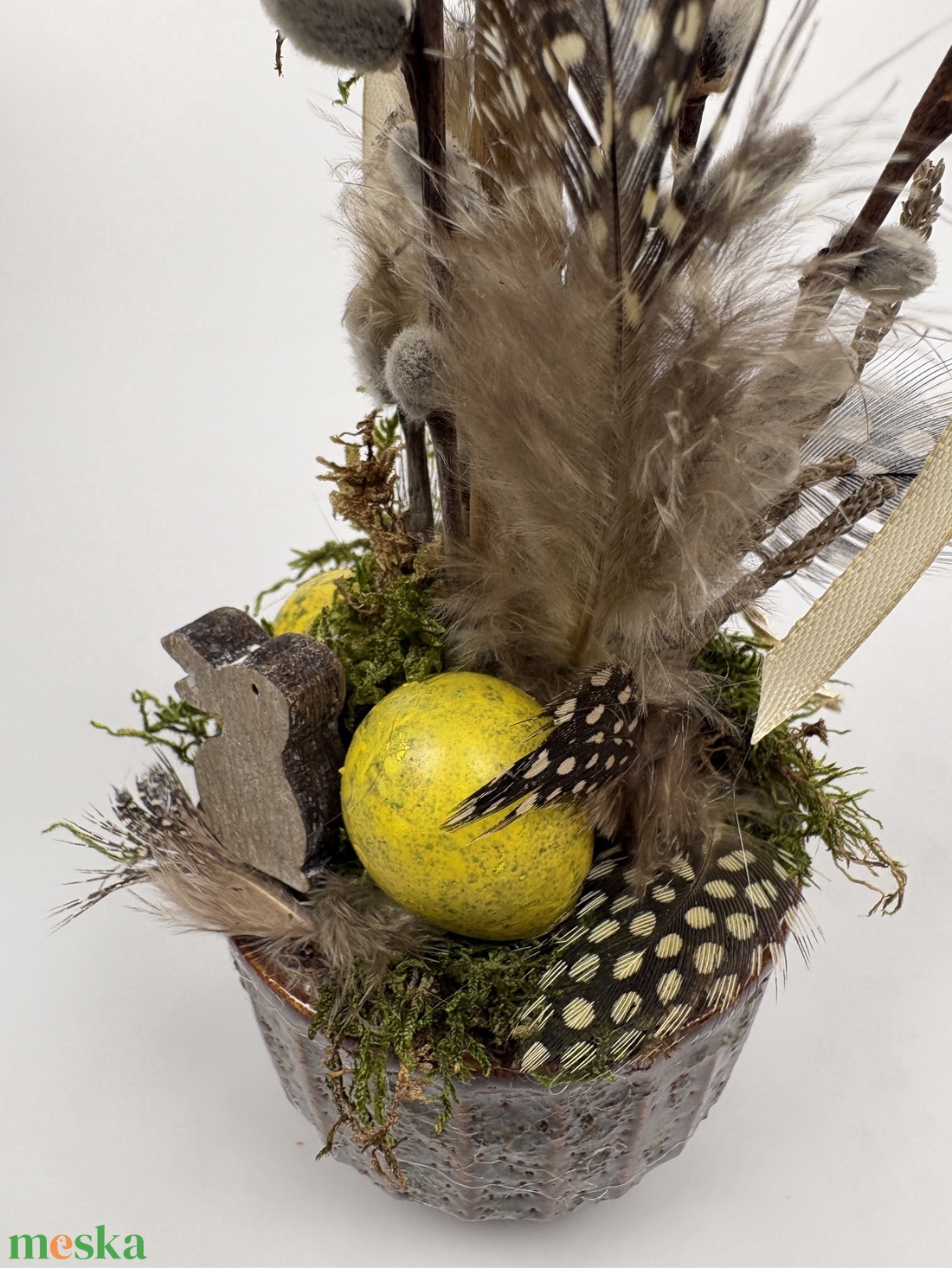 Tavaszváró, két sárga fürjtojásos, gömbfácskás asztaldísz szürke-mézbarna kaspóban, növényi részekkel (TS-04)  - ünnepi díszek, dekorációk - húsvéti díszek és dekorációk - húsvéti asztaldíszek - Meska.hu