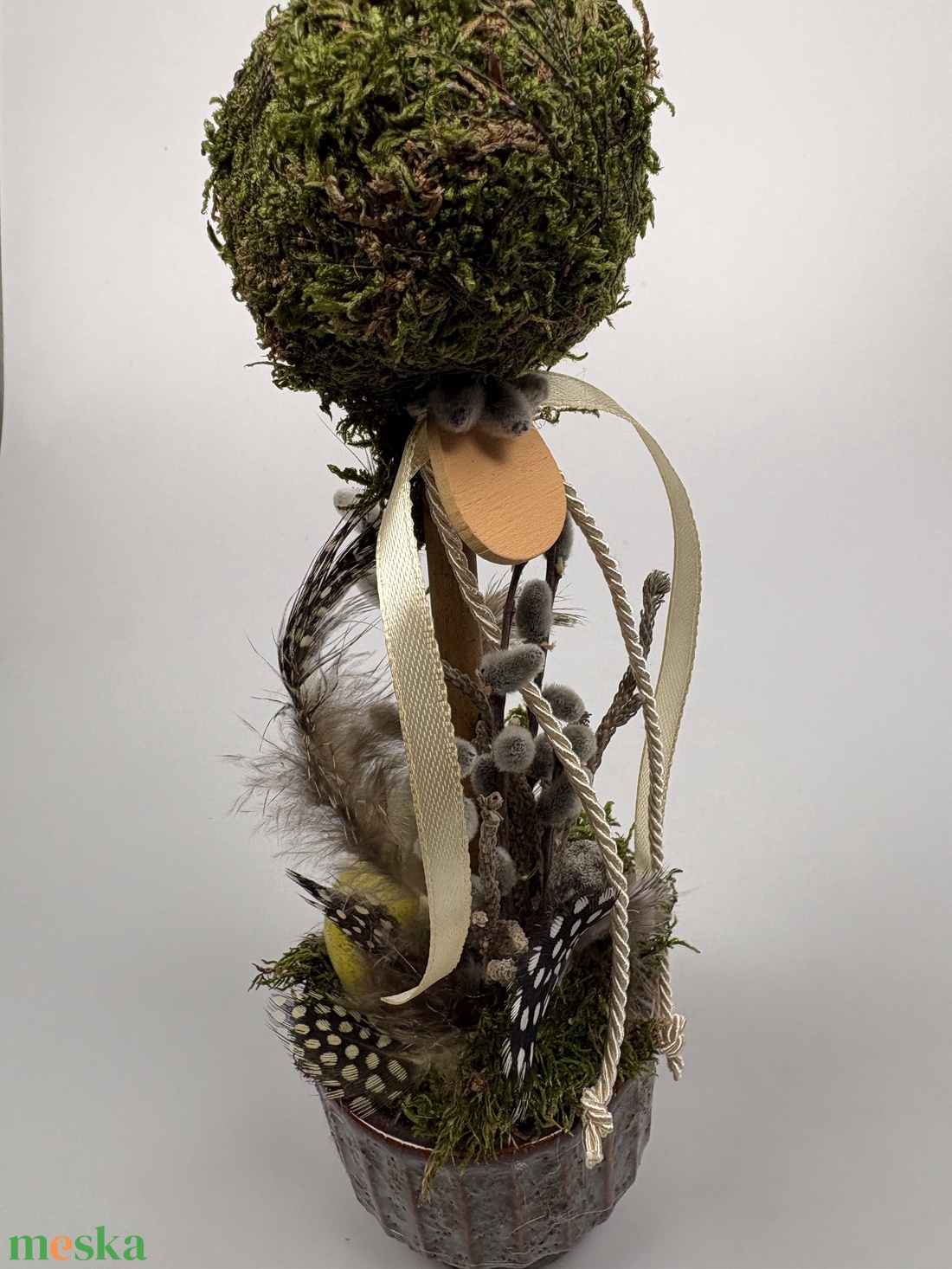 Tavaszváró, két sárga fürjtojásos, gömbfácskás asztaldísz szürke-mézbarna kaspóban, növényi részekkel (TS-04)  - ünnepi díszek, dekorációk - húsvéti díszek és dekorációk - húsvéti asztaldíszek - Meska.hu