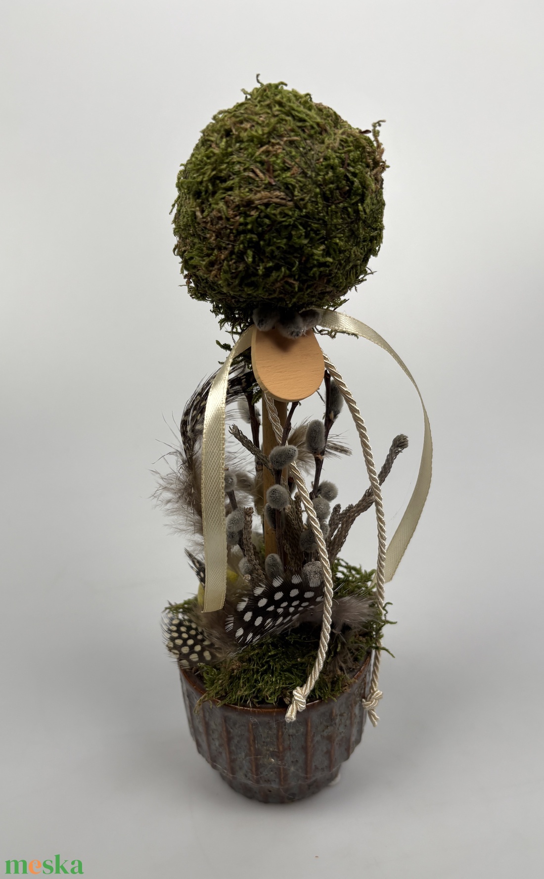 Tavaszváró, két sárga fürjtojásos, gömbfácskás asztaldísz szürke-mézbarna kaspóban, növényi részekkel (TS-04)  - ünnepi díszek, dekorációk - húsvéti díszek és dekorációk - húsvéti asztaldíszek - Meska.hu