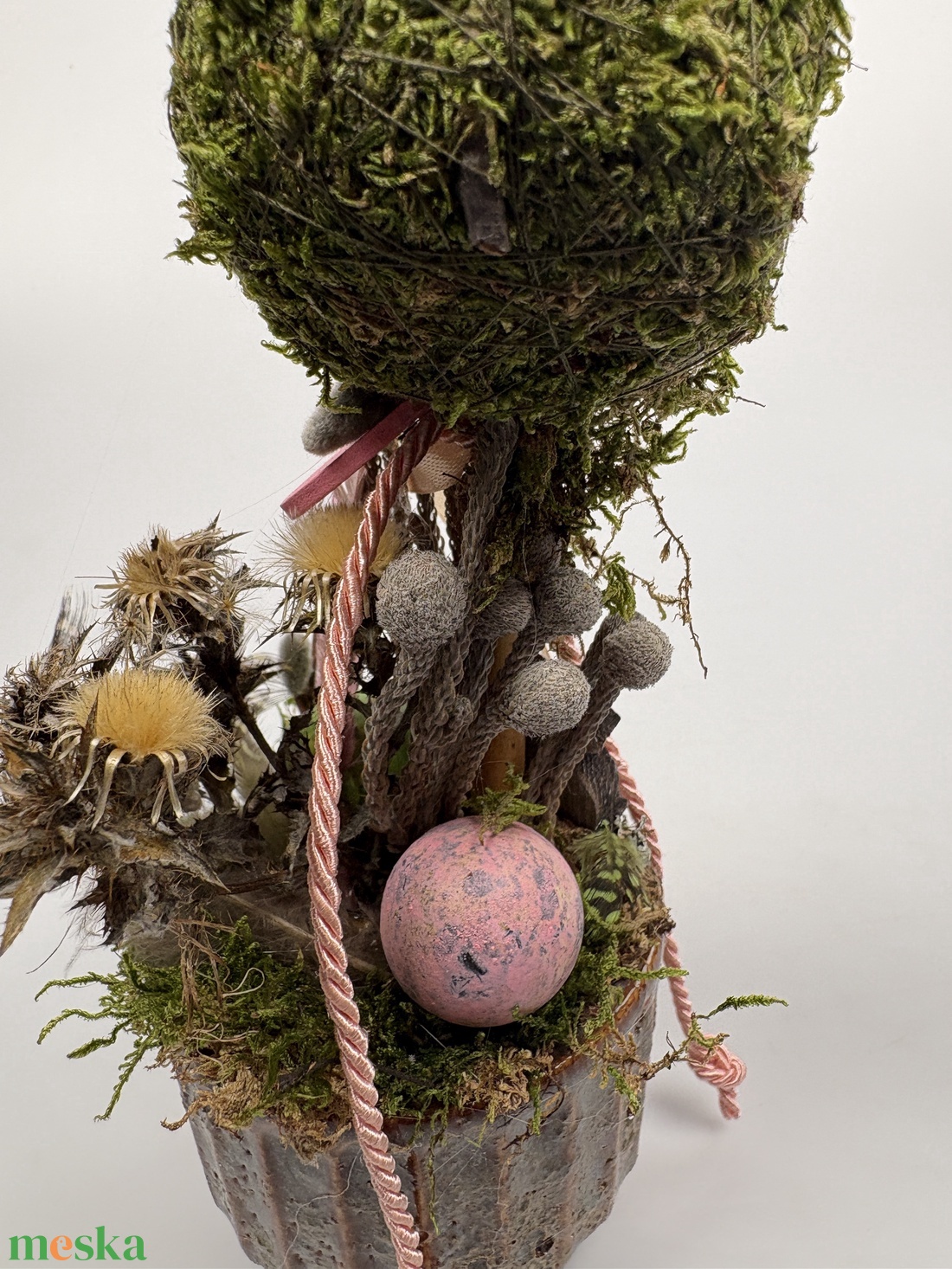 Tavaszváró, két fürjtojásos, gömbfácskás asztaldísz szürke-mézbarna kaspóban, növényi részekkel (TS-06)  - ünnepi díszek, dekorációk - húsvéti díszek és dekorációk - húsvéti asztaldíszek - Meska.hu