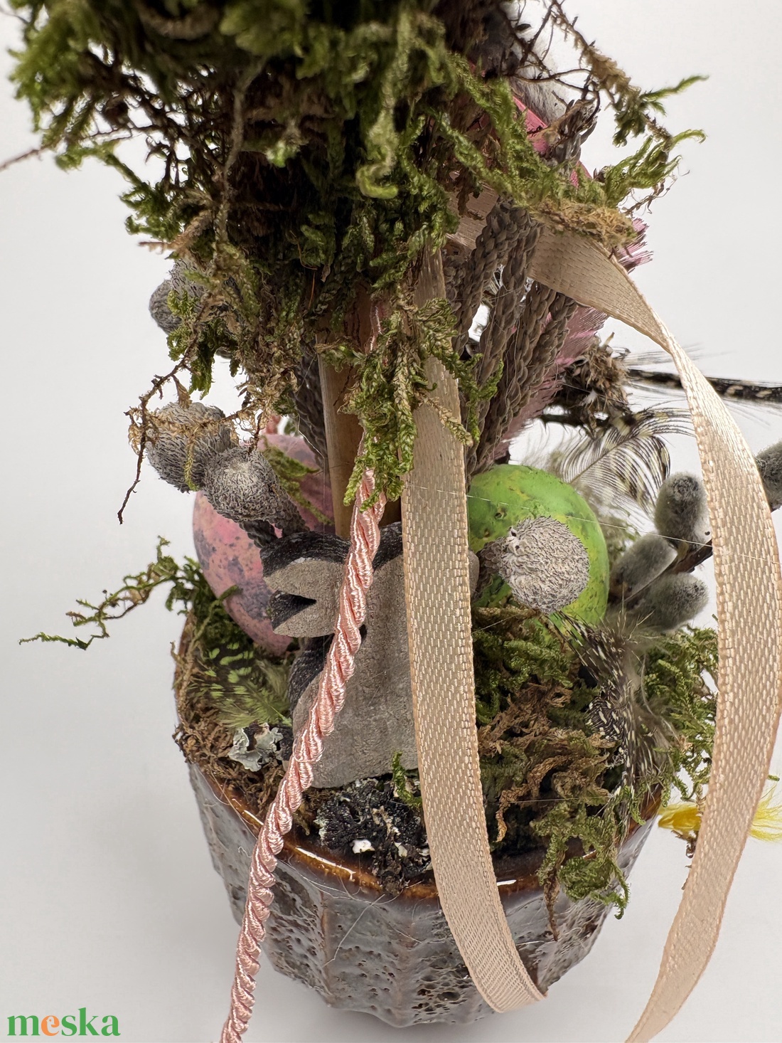 Tavaszváró, két fürjtojásos, gömbfácskás asztaldísz szürke-mézbarna kaspóban, növényi részekkel (TS-06)  - ünnepi díszek, dekorációk - húsvéti díszek és dekorációk - húsvéti asztaldíszek - Meska.hu