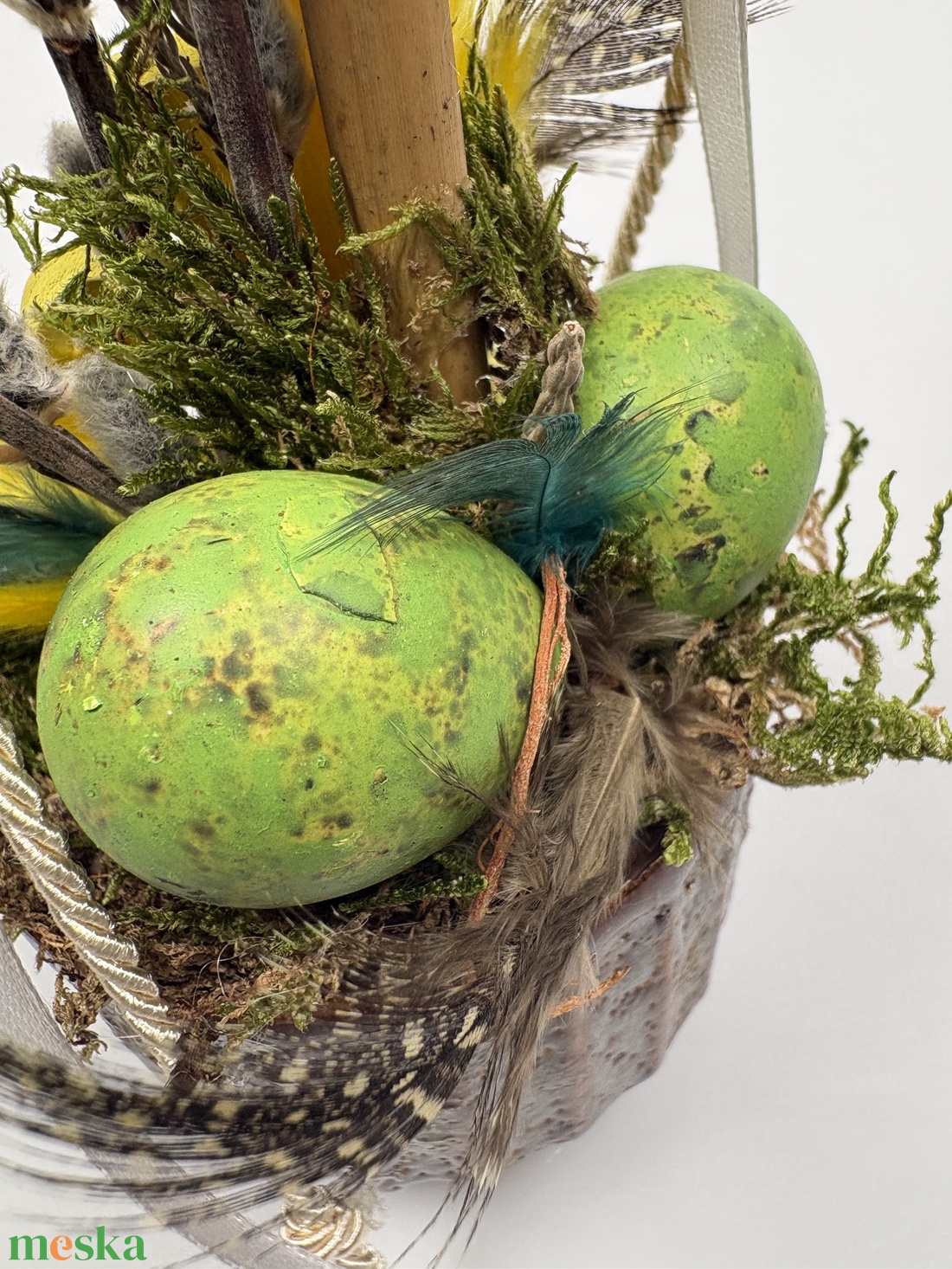 Tavaszváró, két fürjtojásos, gömbfácskás asztaldísz szürke-mézbarna kaspóban, növényi részekkel (TS-07)  - ünnepi díszek, dekorációk - húsvéti díszek és dekorációk - húsvéti asztaldíszek - Meska.hu