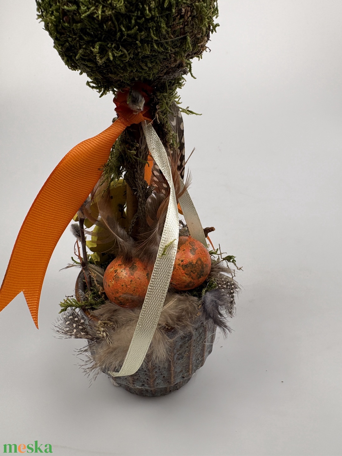 Tavaszváró, két fürjtojásos, gömbf5cskás asztaldísz szürke-mézbarna kaspóban, növényi részekkel (TS-08)  - ünnepi díszek, dekorációk - húsvéti díszek és dekorációk - húsvéti asztaldíszek - Meska.hu