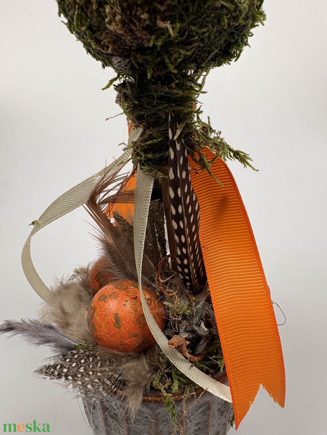 Tavaszváró, két fürjtojásos, gömbf5cskás asztaldísz szürke-mézbarna kaspóban, növényi részekkel (TS-08)  - ünnepi díszek, dekorációk - húsvéti díszek és dekorációk - húsvéti asztaldíszek - Meska.hu