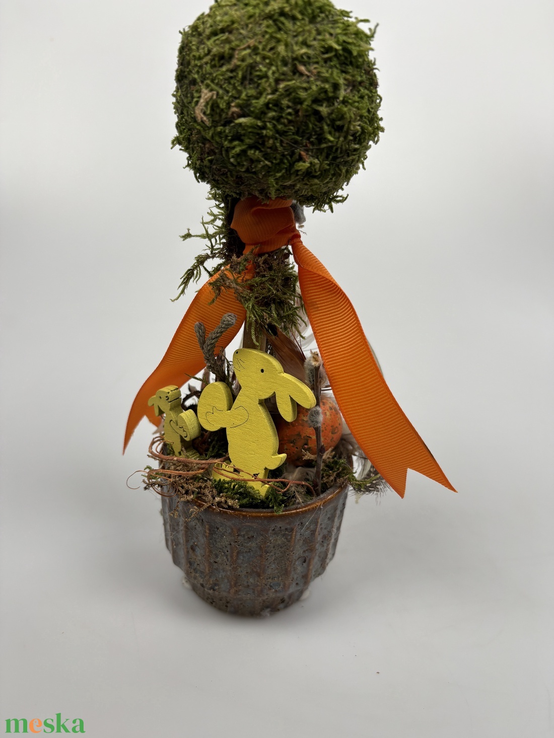 Tavaszváró, két fürjtojásos, gömbf5cskás asztaldísz szürke-mézbarna kaspóban, növényi részekkel (TS-08)  - ünnepi díszek, dekorációk - húsvéti díszek és dekorációk - húsvéti asztaldíszek - Meska.hu