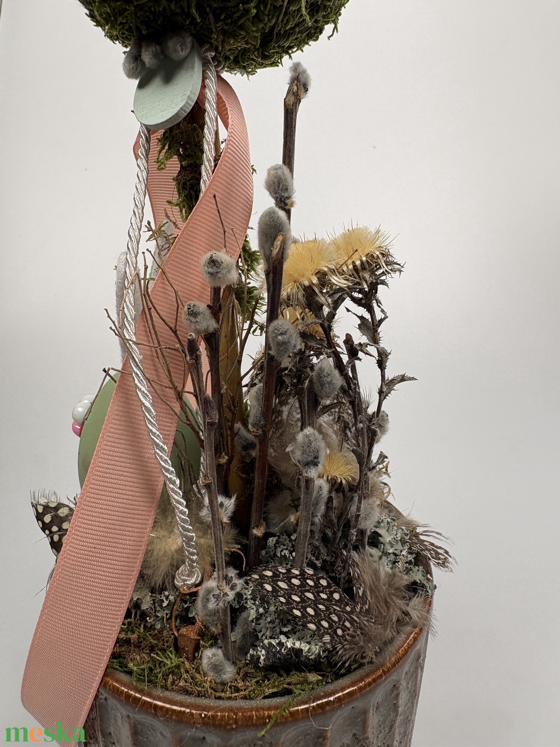 Mézi - Fészkes, nyuszis, gömbfás asztaldísz szürke-mézbarna kaspóban, növényi részekkel és kellékekkel (P-01)  - ünnepi díszek, dekorációk - húsvéti díszek és dekorációk - húsvéti asztaldíszek - Meska.hu