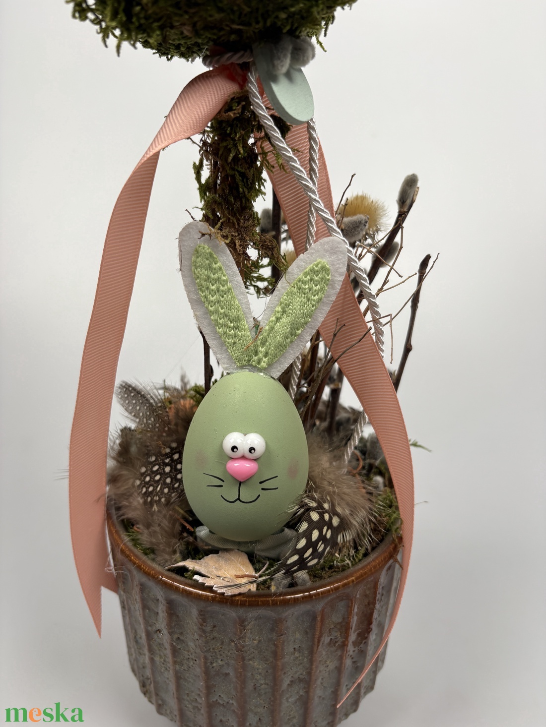 Mézi - Fészkes, nyuszis, gömbfás asztaldísz szürke-mézbarna kaspóban, növényi részekkel és kellékekkel (P-01)  - ünnepi díszek, dekorációk - húsvéti díszek és dekorációk - húsvéti asztaldíszek - Meska.hu