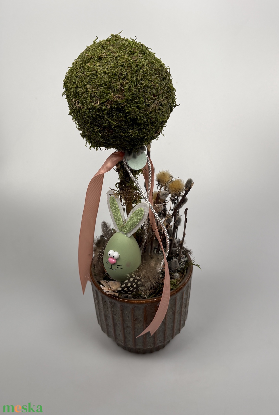 Mézi - Fészkes, nyuszis, gömbfás asztaldísz szürke-mézbarna kaspóban, növényi részekkel és kellékekkel (P-01)  - ünnepi díszek, dekorációk - húsvéti díszek és dekorációk - húsvéti asztaldíszek - Meska.hu