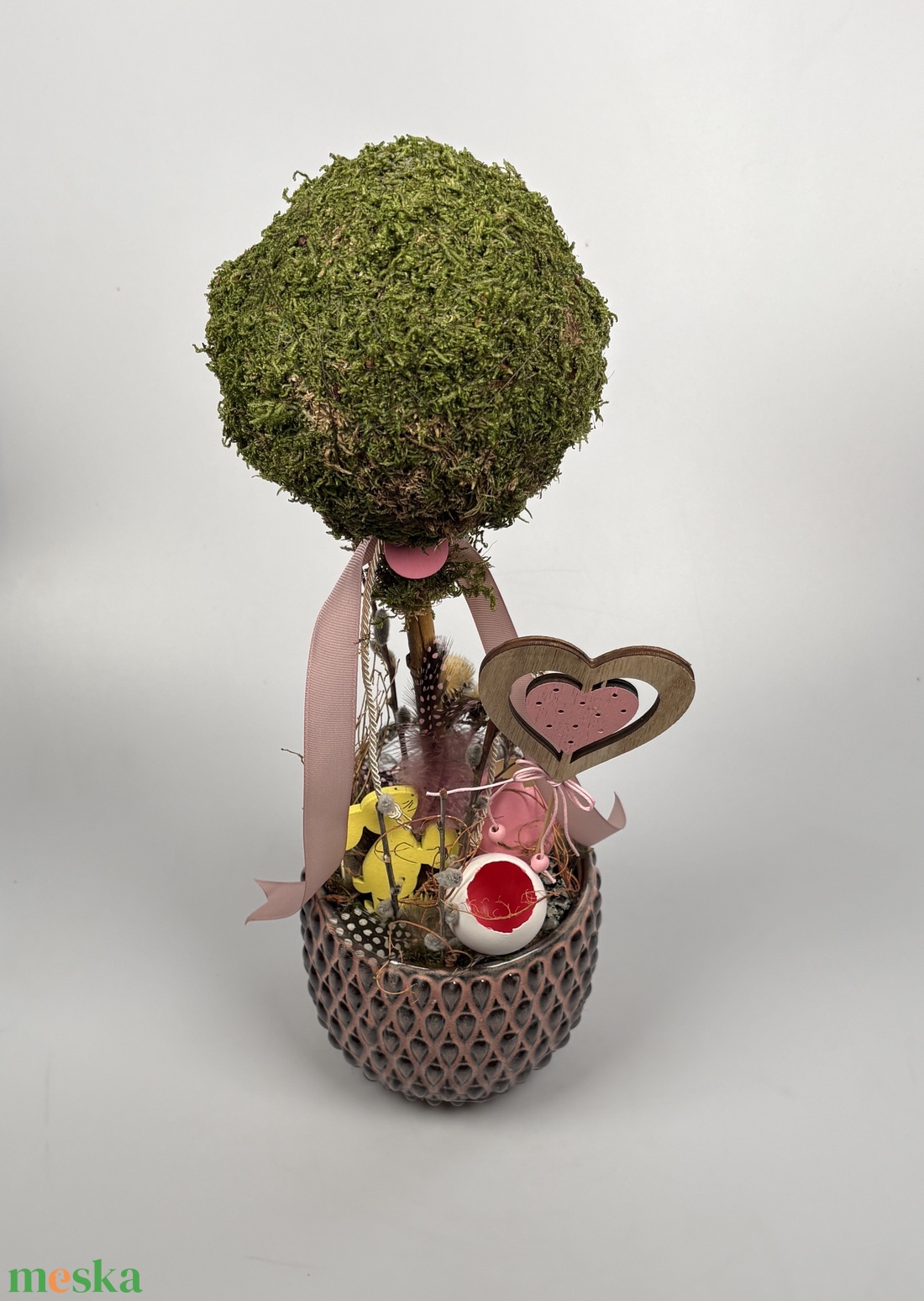 Rózsi - Szívecskés, nyuszis, gömbfás asztaldísz rózsaszín-szürke kaspóban, növényi részekkel és kellékekkel (P-02)  - ünnepi díszek, dekorációk - húsvéti díszek és dekorációk - húsvéti asztaldíszek - Meska.hu