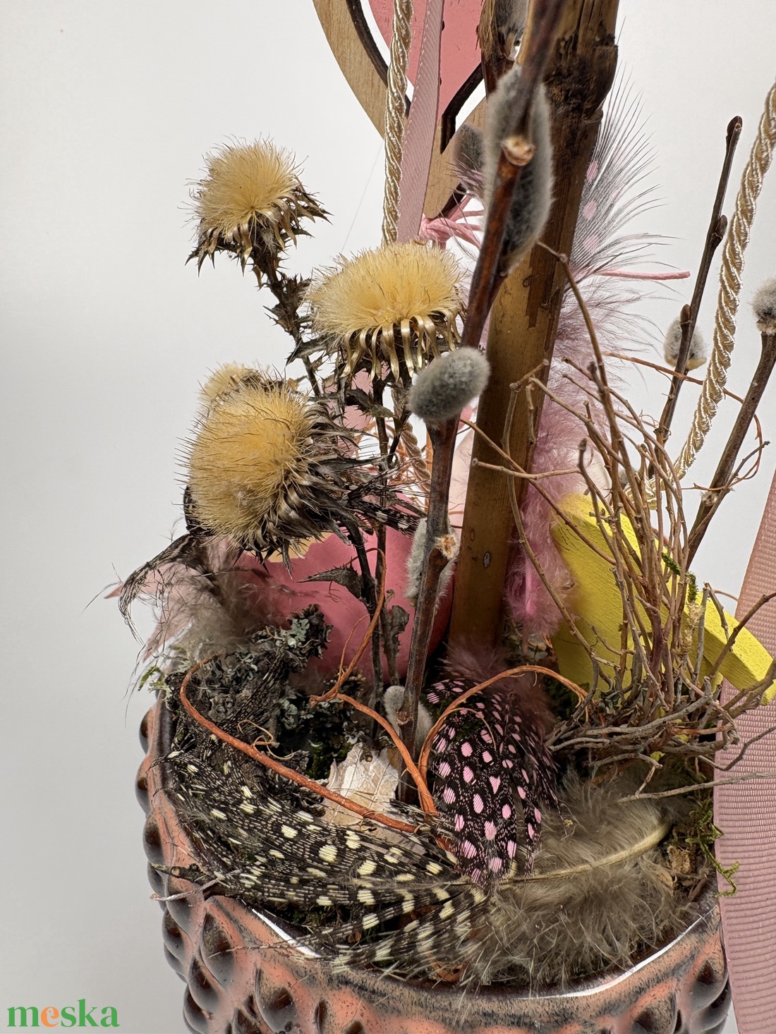 Rózsi - Szívecskés, nyuszis, gömbfás asztaldísz rózsaszín-szürke kaspóban, növényi részekkel és kellékekkel (P-02)  - ünnepi díszek, dekorációk - húsvéti díszek és dekorációk - húsvéti asztaldíszek - Meska.hu