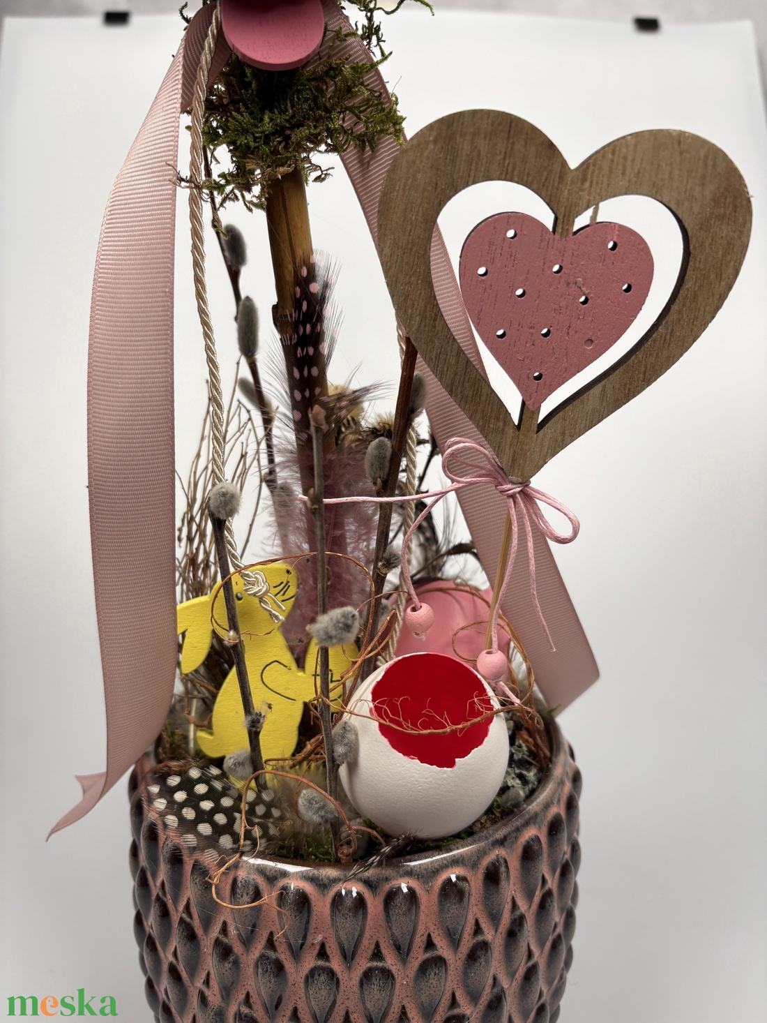 Rózsi - Szívecskés, nyuszis, gömbfás asztaldísz rózsaszín-szürke kaspóban, növényi részekkel és kellékekkel (P-02)  - ünnepi díszek, dekorációk - húsvéti díszek és dekorációk - húsvéti asztaldíszek - Meska.hu
